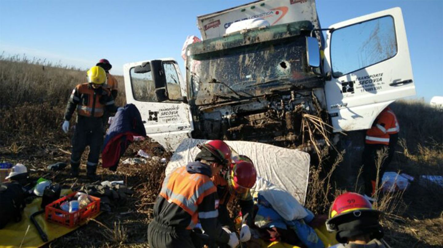 Un camionero murió al volcar con su vehículo, luego de ser atacado a piedrazos cuando quiso esquivar una protesta de transportistas