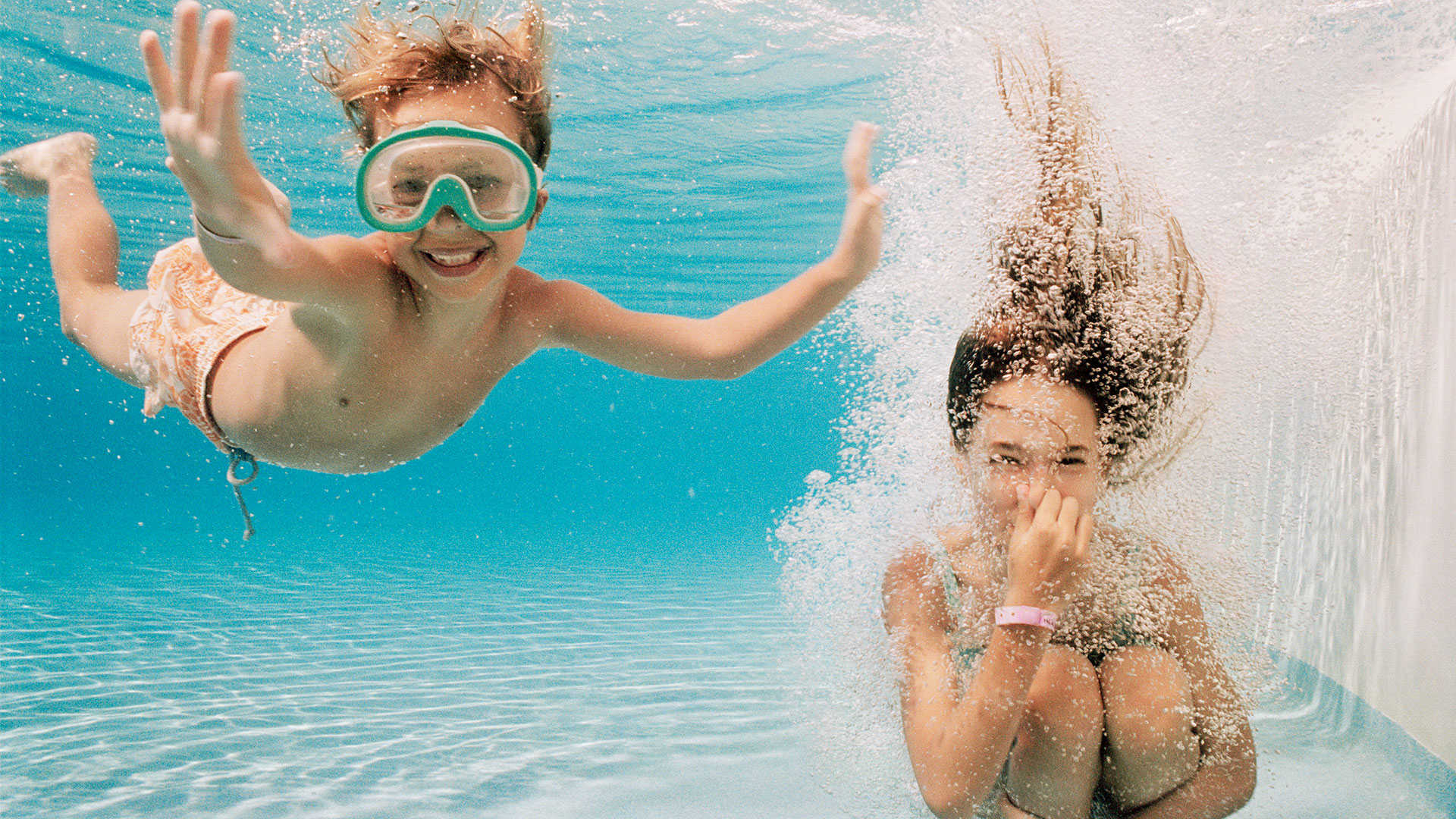 Las antiparras evitan la irritación ocular provocada por los químicos (cloro y otros) que tiene el agua de la piscina (Getty)