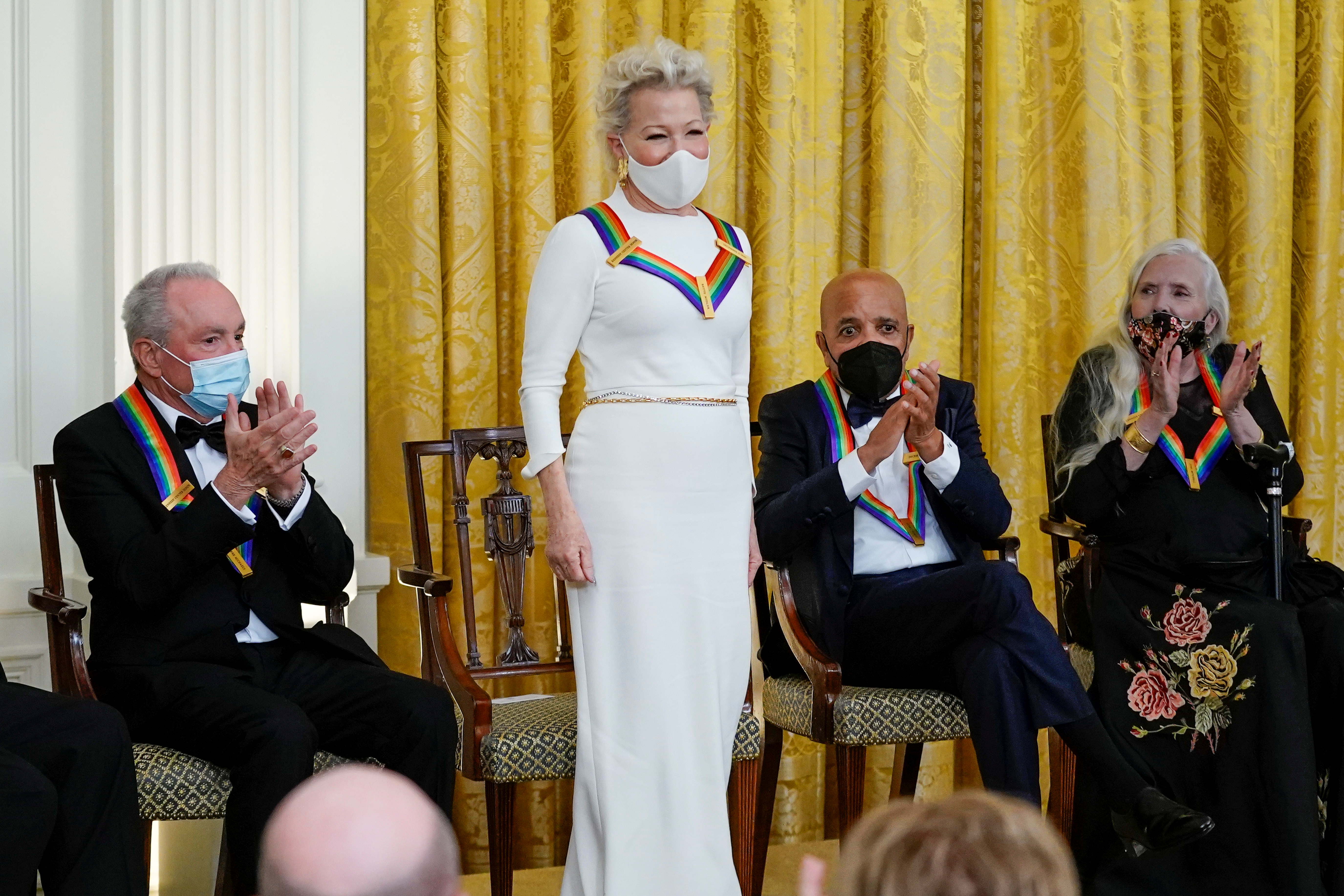 Bette Midler, actriz y cantautora, es aplaudida por sus compañeros en la 44ª recepción de los Honorarios del Centro Kennedy en el Salón este de la Casa Blanca en Washington, EE. UU., el 5 de diciembre de 2021. REUTERS/Ken Cedeno
