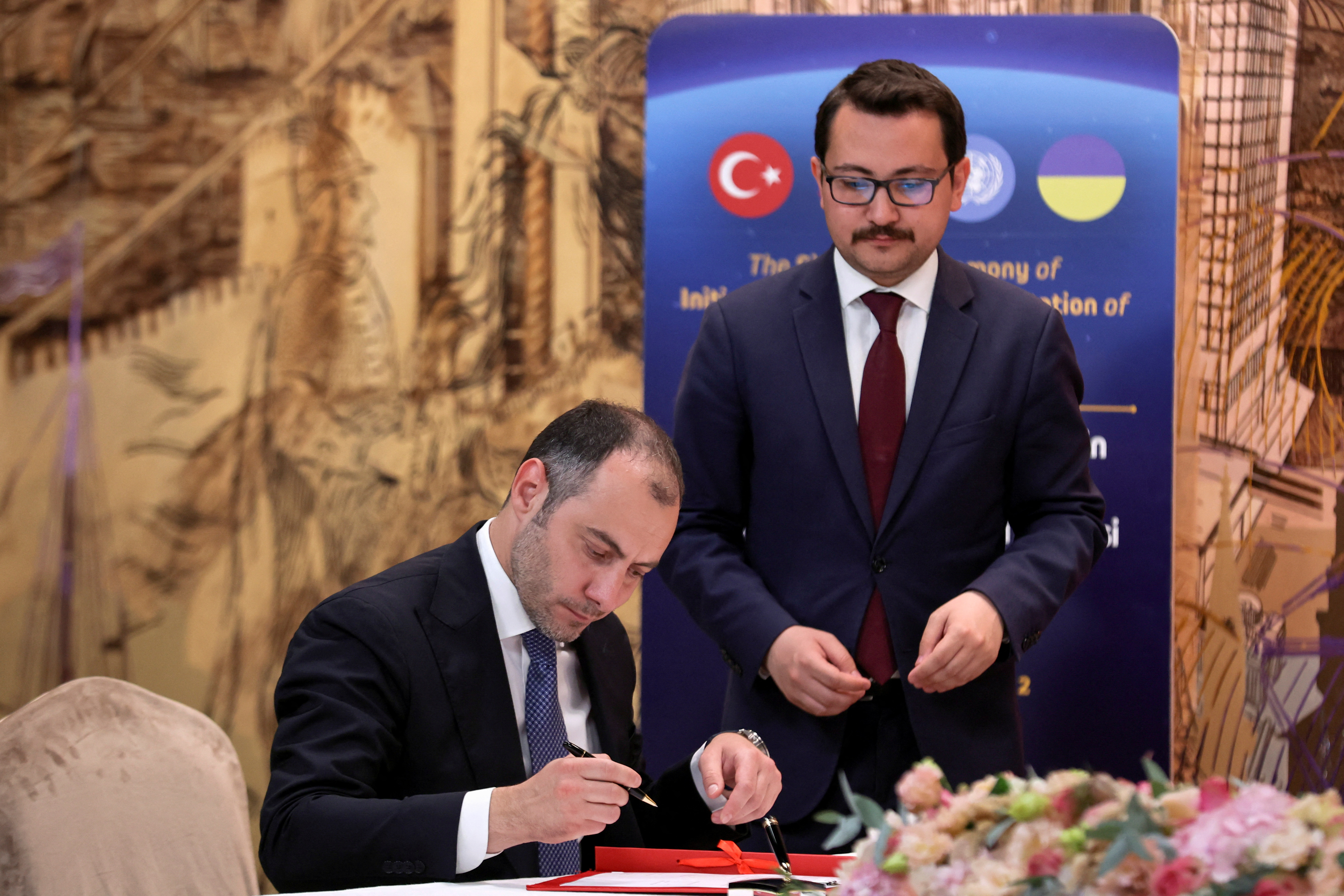 El ministro de Infraestrustura de Ucrania, Oleksandr Kubrakov, firma el acuerdo con la ONU y Turquía para poder enviar cereales a través del mar Negro en medio del conflicto con Rusia (REUTERS/Umit Bektas)