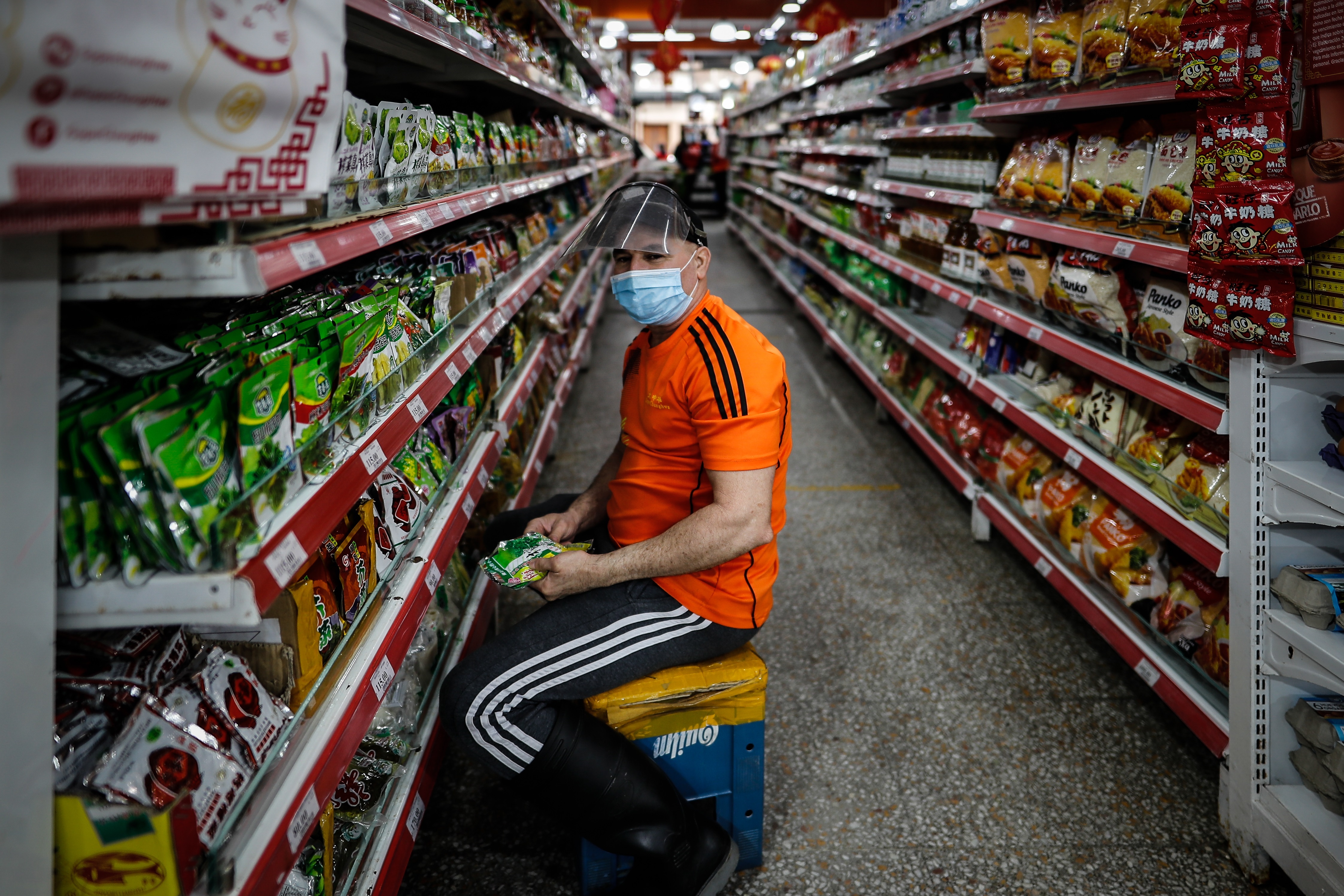 La inflación, el precio de los alquileres y la caída del consumo generaron un fuerte cierre de supermercados de origen chino