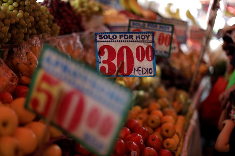 Imagen de archivo. Frutas se exhiben en un puesto improvisado en un mercado en Ciudad de México, México. 8 de abril de 2022. REUTERS/Luis Cortes