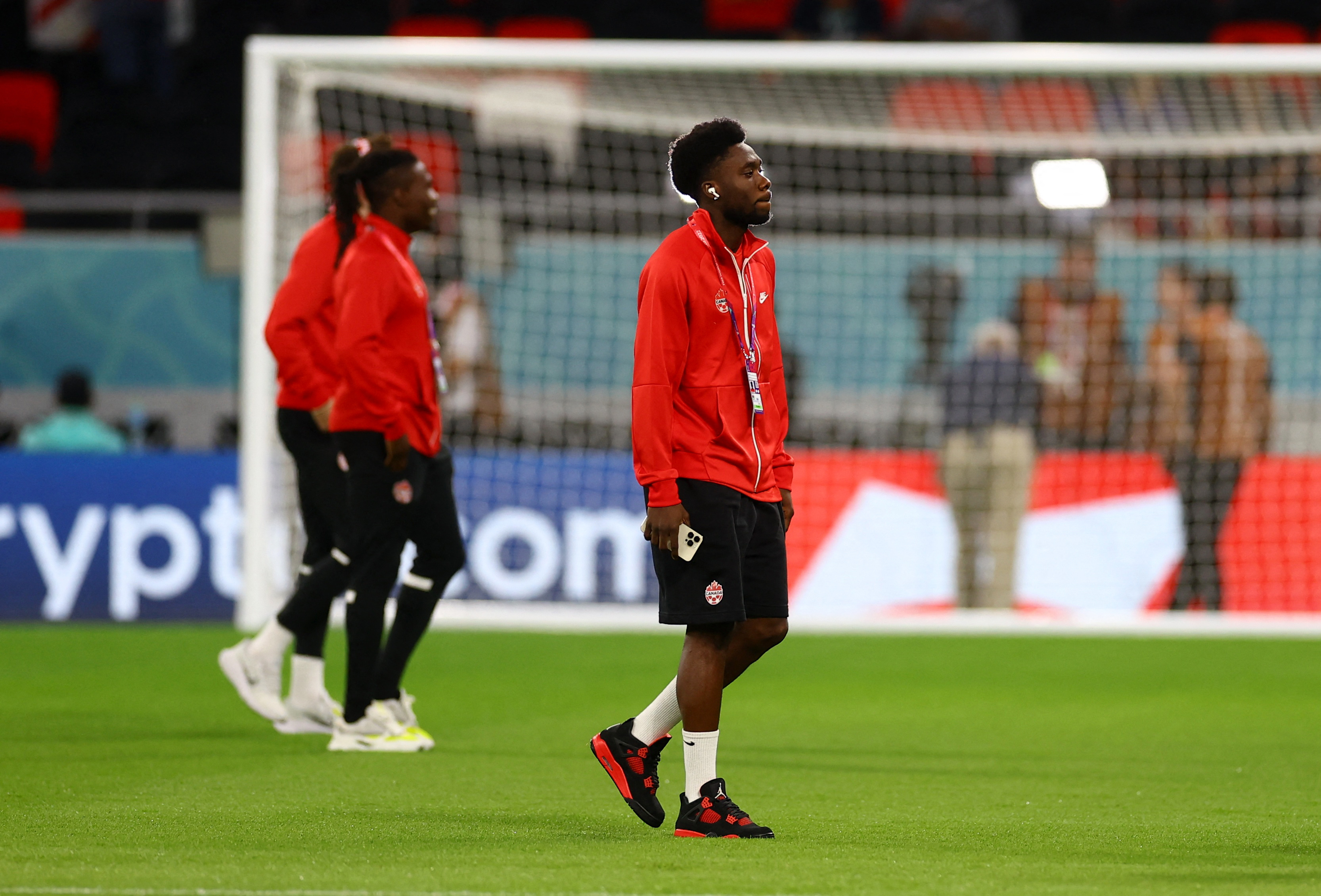 Alphonso Davies durante el reconocimiento del campo de juego en la previa de Bélgica-Canadá (REUTERS/Kai Pfaffenbach)
