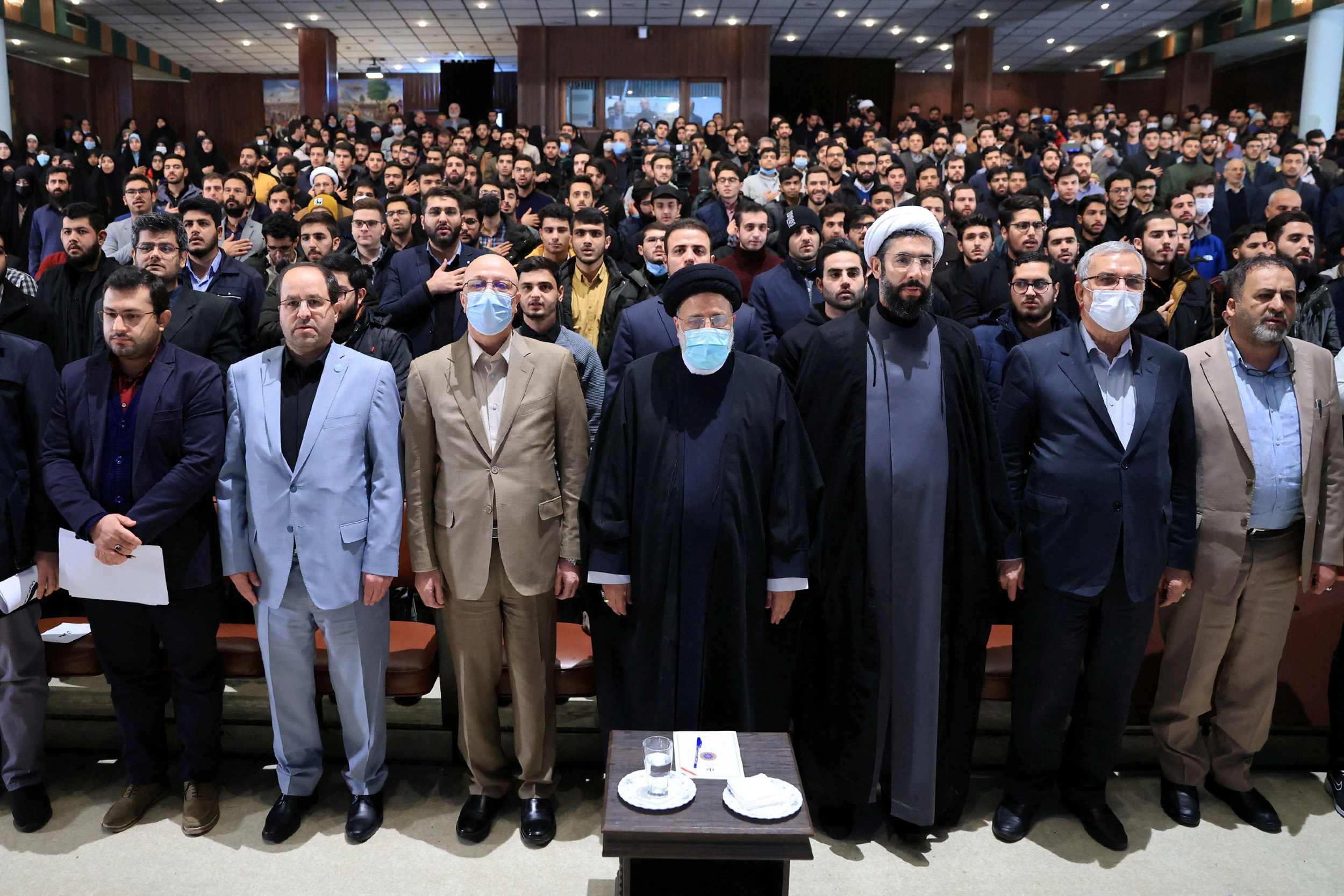 El presidente Ebrahim Raisi en una ceremonia por el Día del Estudiante en la Universidad de Teherán (WANA/Reuters)