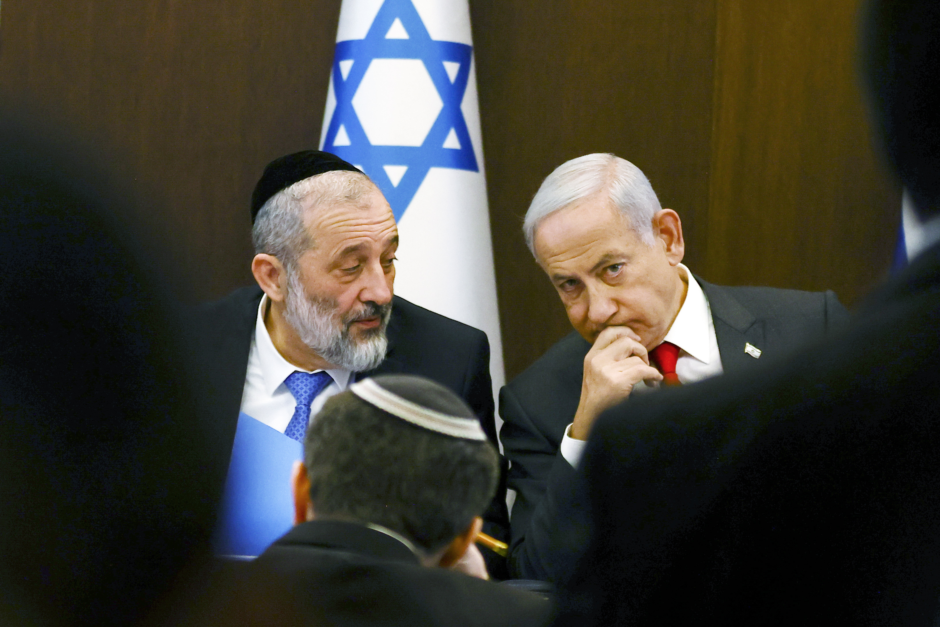Benjamin Netanyahu junto a Aryeh Deri, a quien busca restituir en su cargo de ministro de Sanidad e Interior (AP)