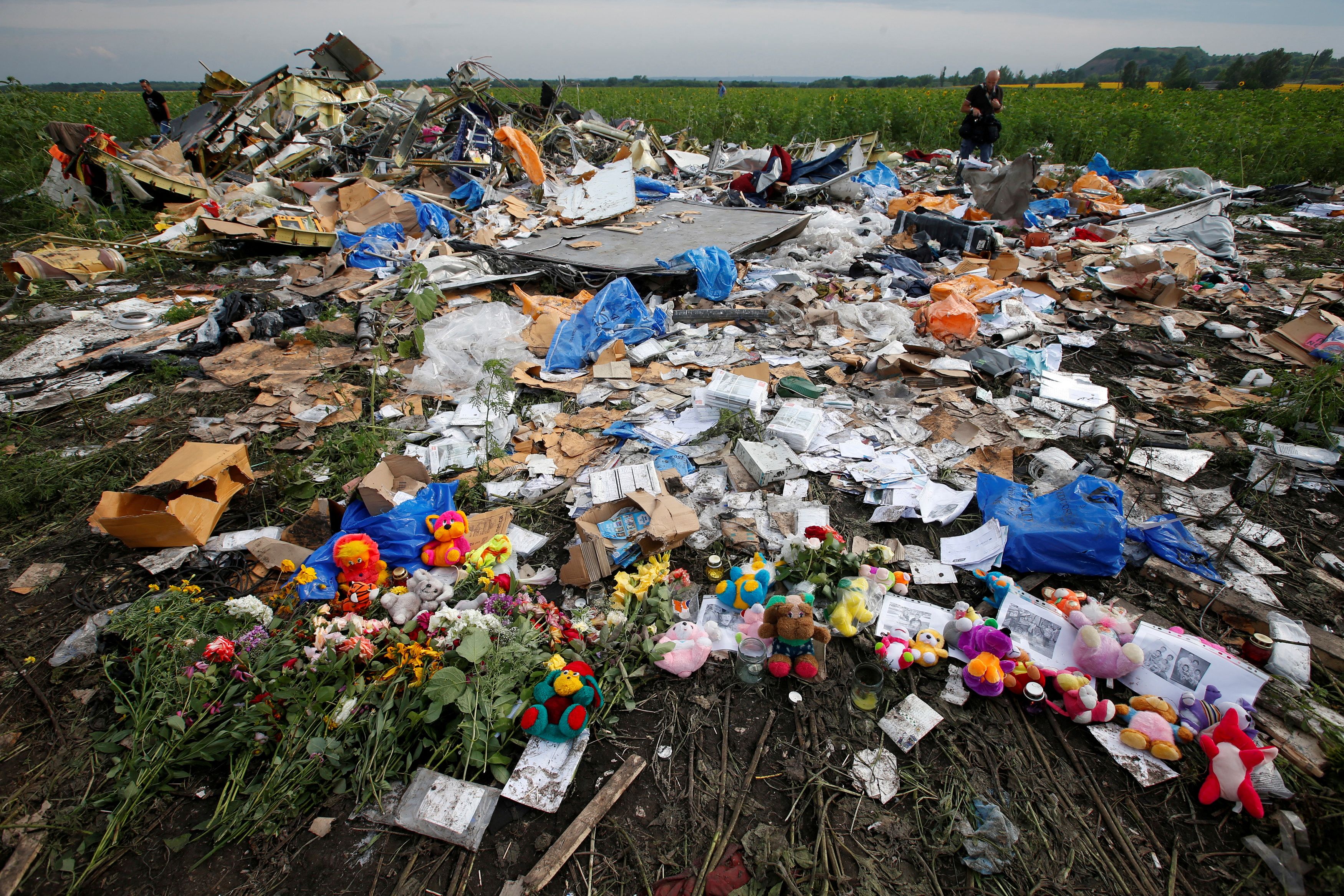 FOTO DE ARCHIVO: Flores y recuerdos dejados por residentes locales en el lugar del accidente del vuelo MH17 de Malaysia Airlines cerca del asentamiento de Rozspyne en la región de Donetsk el 19 de julio de 2014. REUTERS/Maxim Zmeyev//Foto de archivo