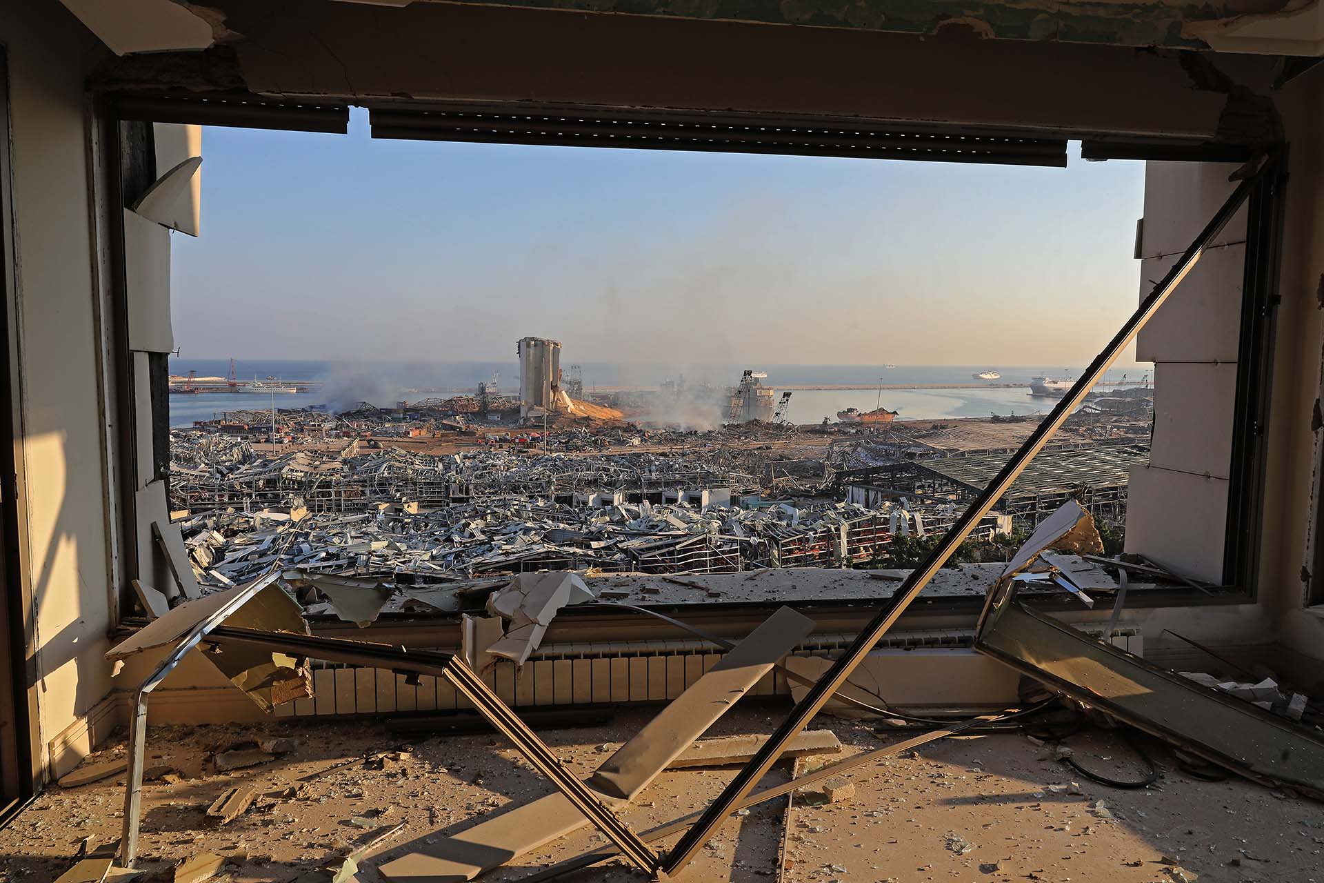 Uns vista de la devastación luego de la explosión en un depósito en el puerto de Beirut, Líbano (4 de agosto) 