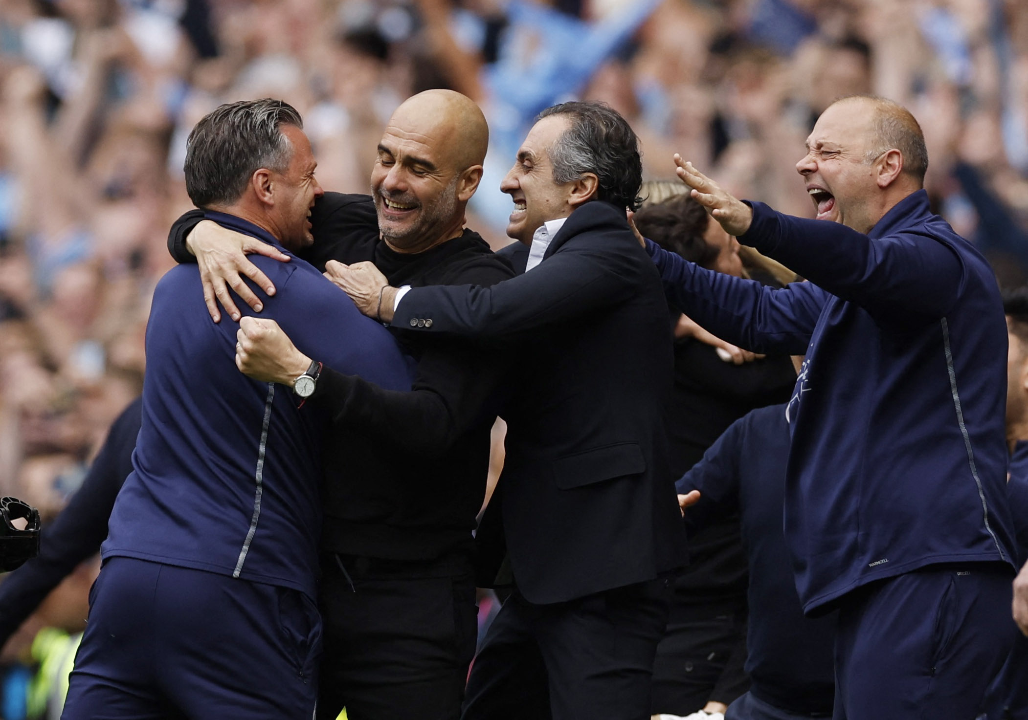 La celebración inicial de Pep con sus colaboradores segundos después de que finalizara el partido contra el Aston Villa (Foto: Reuters)