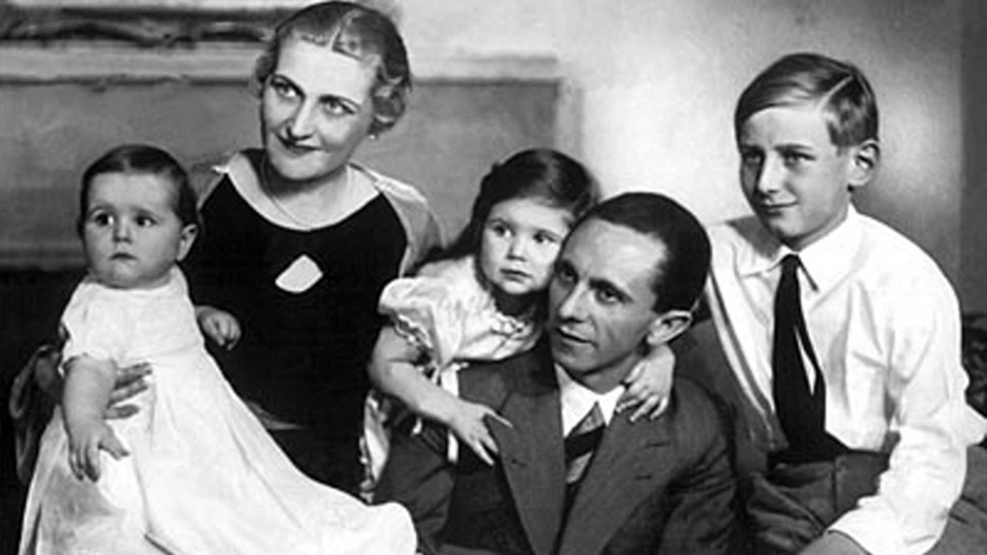 Los Goebbels junto a tres de sus seis hijos