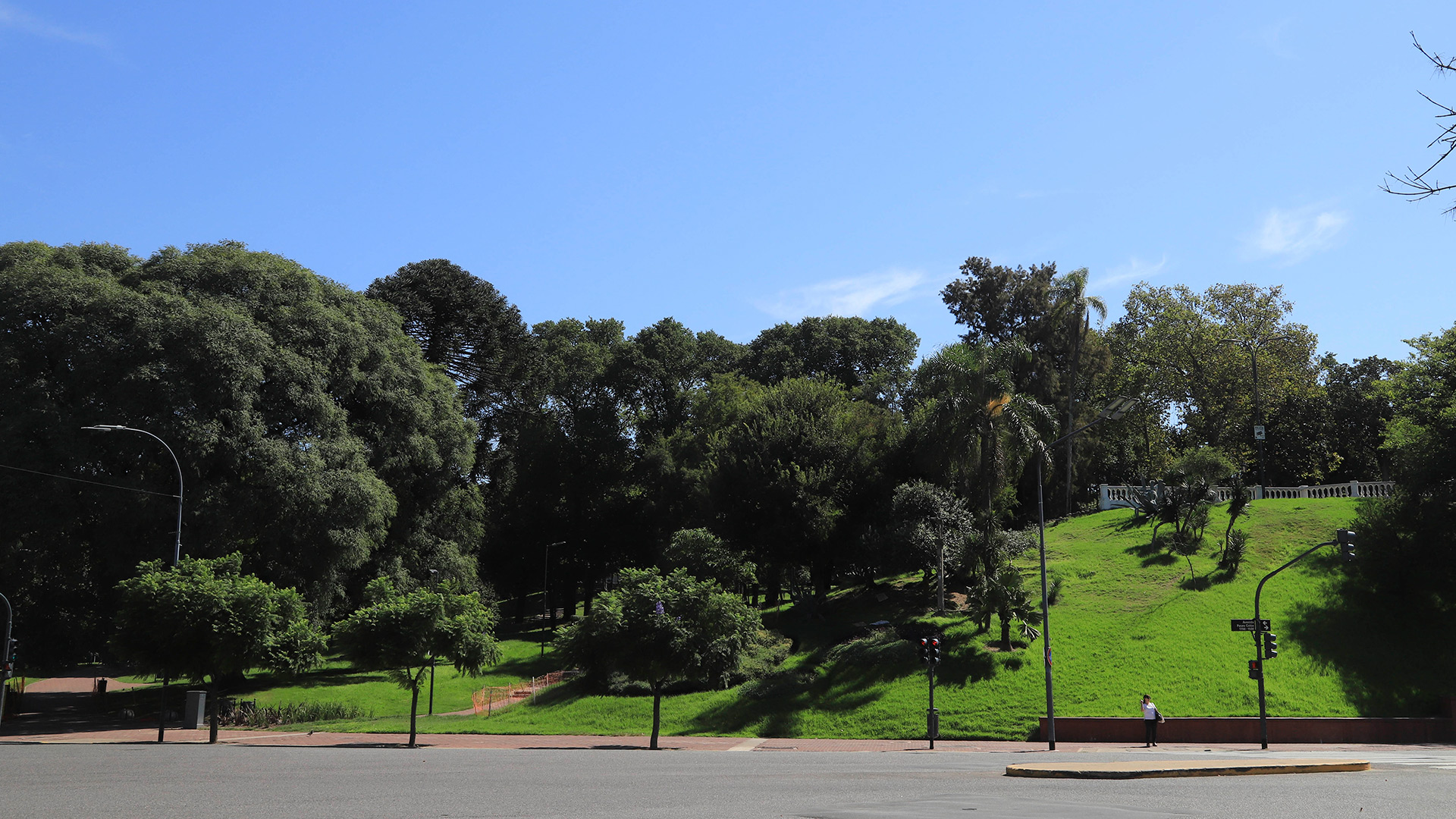 Los secretos del Parque Lezama: el rinc&oacute;n en el que naci&oacute; Buenos Aires, el mercado de esclavos y la barranca que conquista el cine