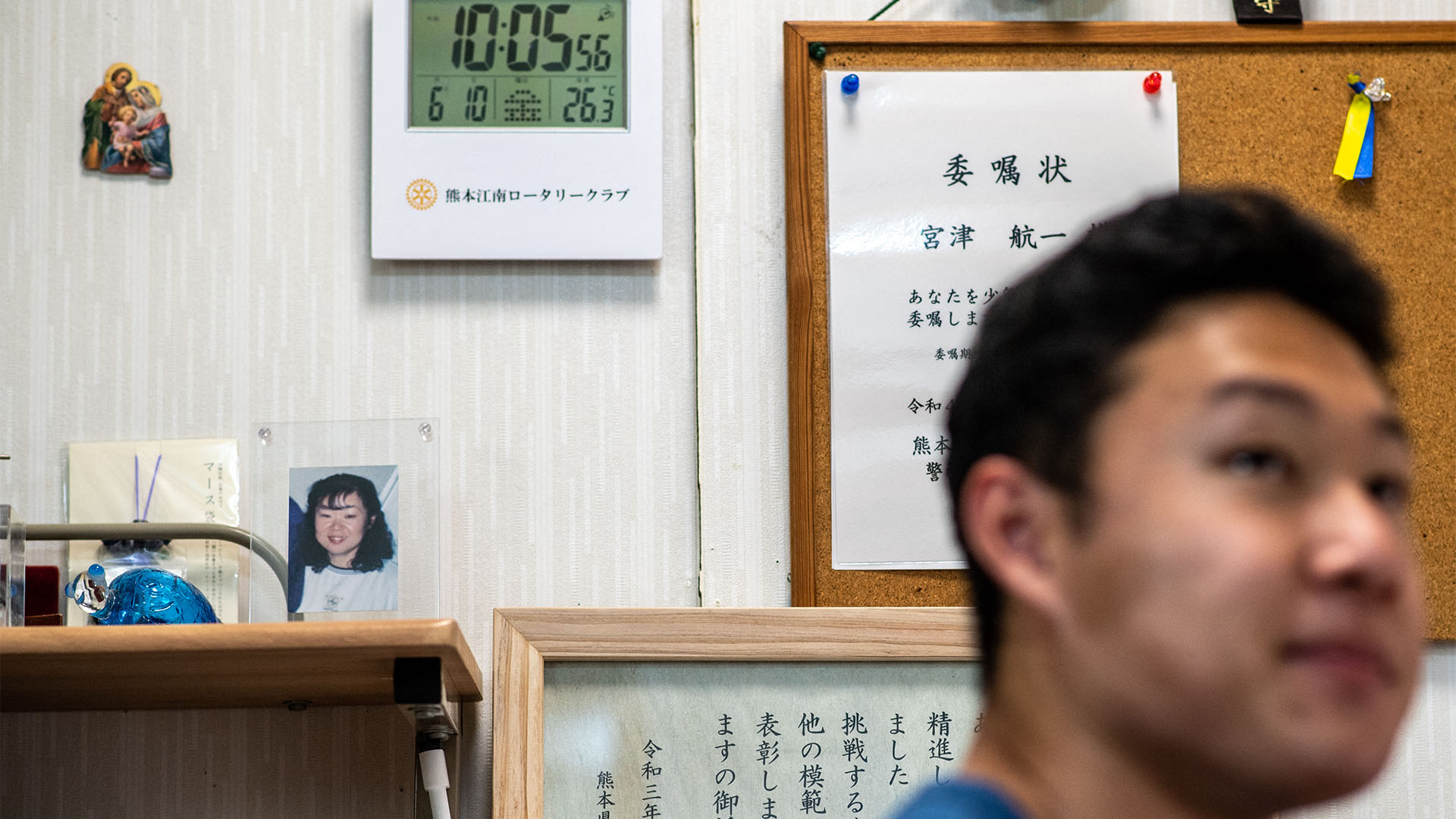 La foto de la madre de Koichi, única que tiene el joven japonés. La mujer murió en un accidente de tránsito dos años después de abandonarlo en un "buzón de bebés" (Philip FONG / AFP)