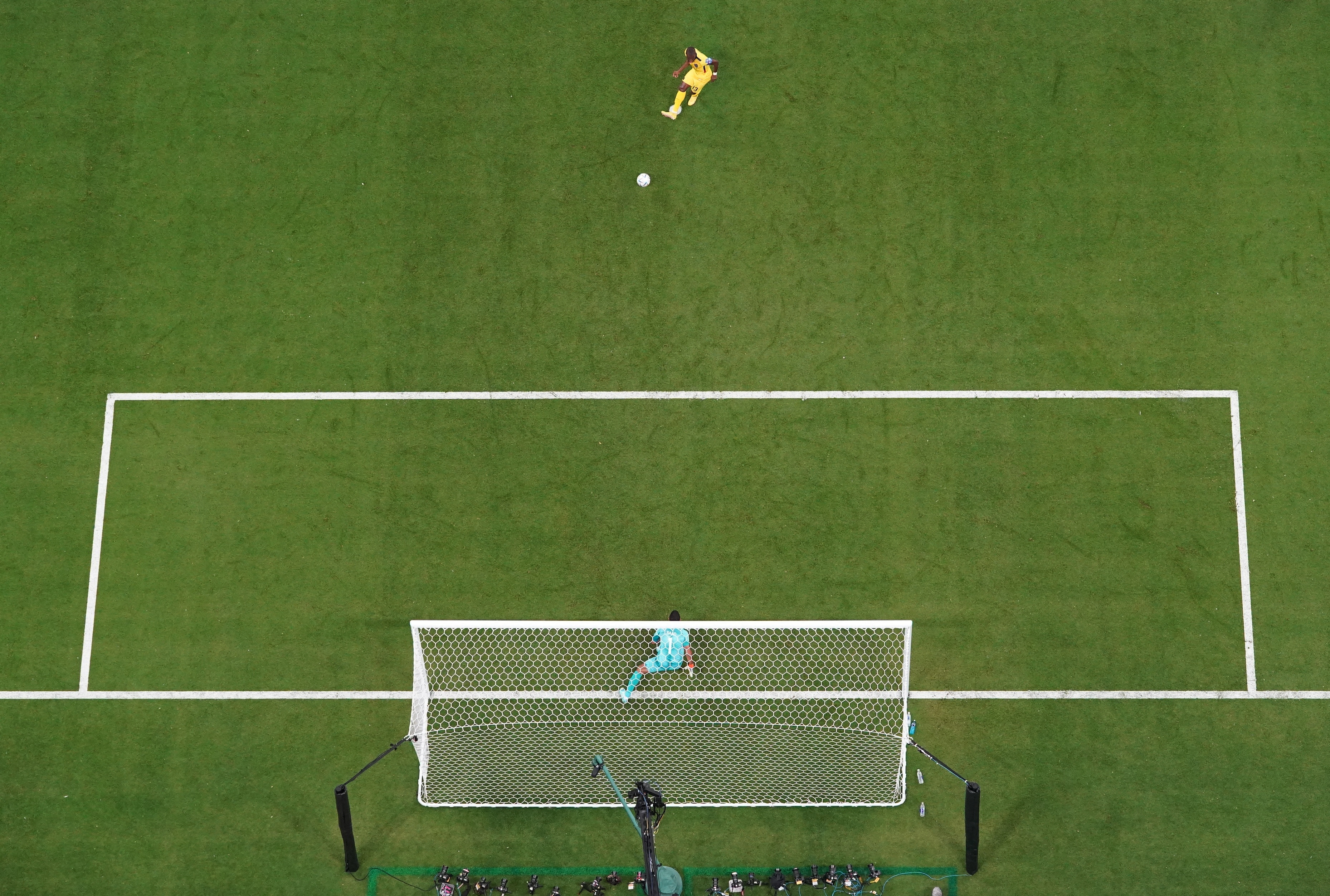 The flight of the ball and the goalkeeper's stretch (REUTERS/Kai Pfaffenbach)