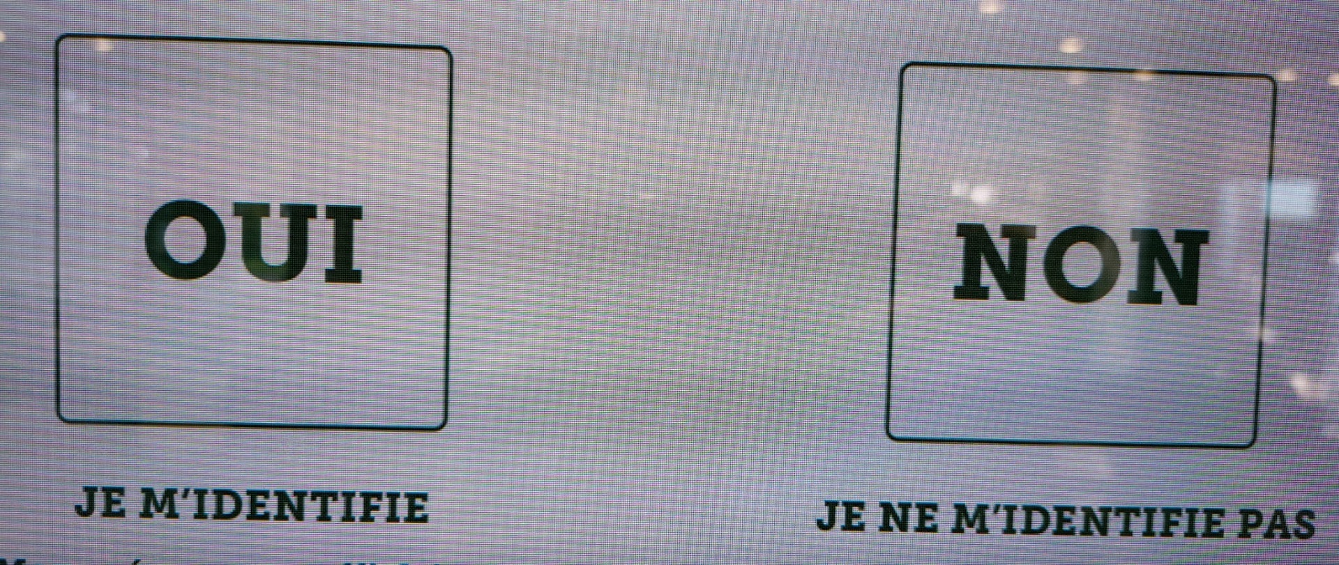 La primera pregunta en la pantalla de McDonald's en Francia: "me identifico" / "no me identifico"