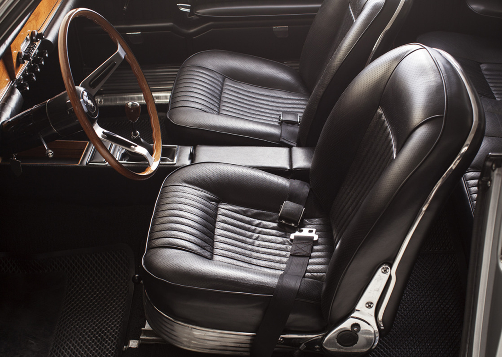 Parte del diseño de Pininfarina fue renovar completamente el interior, con materiales de calidad y accesorios de lujo, pero además, con la caja al piso de 4 velocidades fabricada por ZF