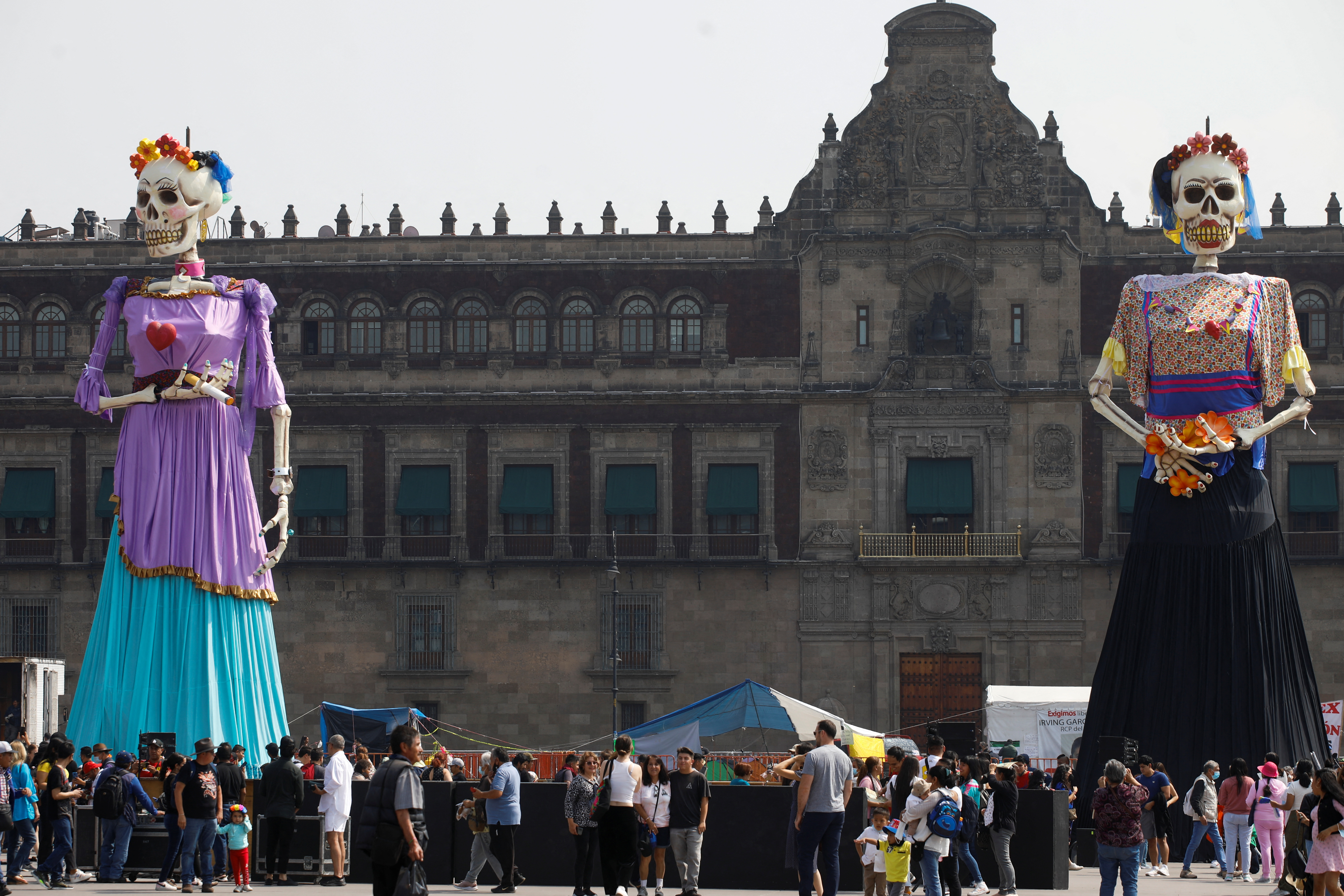 Instalaciones artísticas en el Zócalo por el Día de los Muertos (REUTERS/Raquel Cunha)