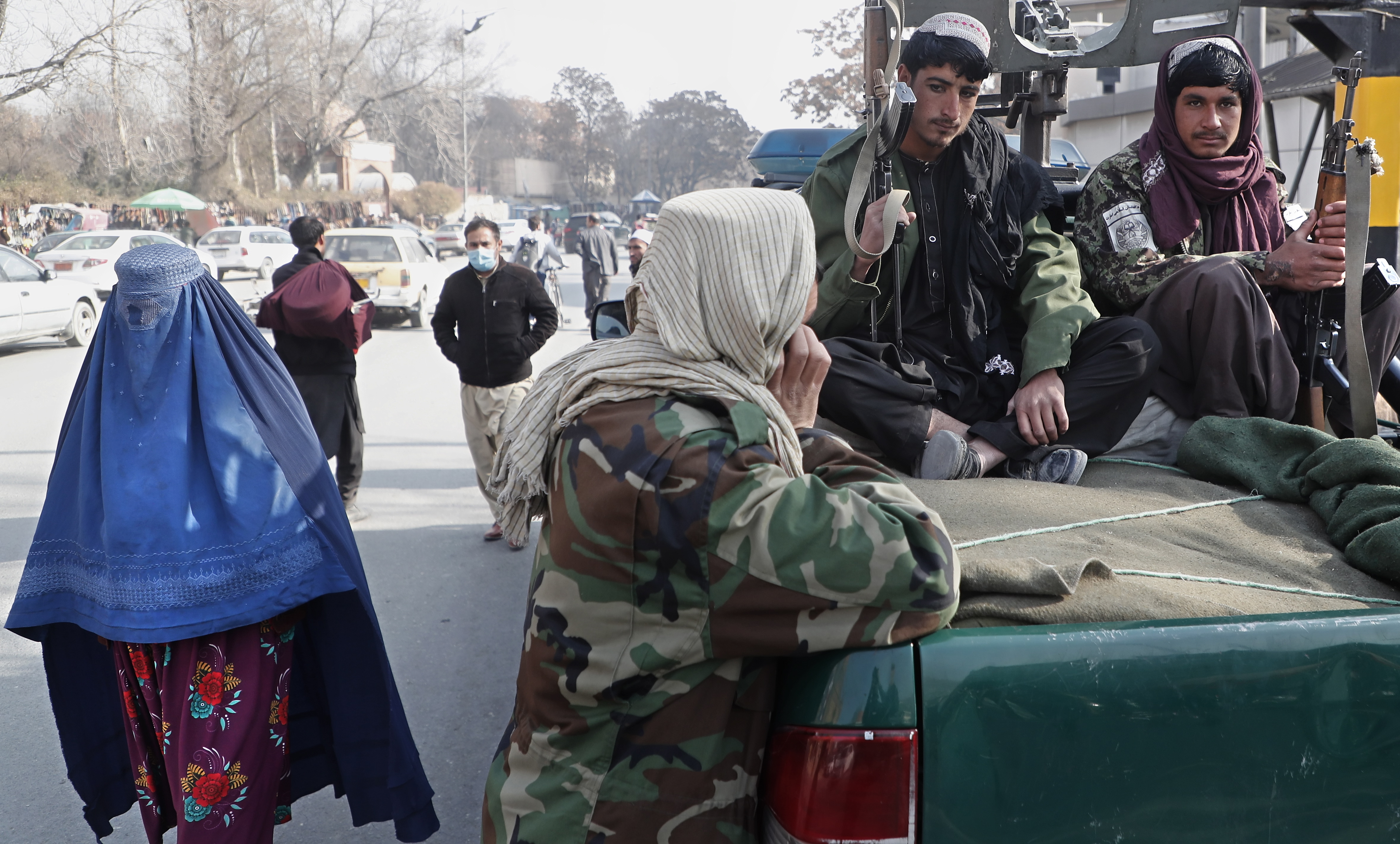 Los talibanes prohíben a las mujeres viajar solas y sin velo en taxi en Kabul. EFE/EPA/MAXIM SHIPENKOV 