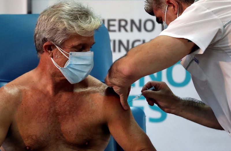El doctor Emilio Macia, de 52 años, recibe una inyección de la vacuna Sputnik V (Gam-COVID-Vac) contra la enfermedad por coronavirus (COVID-19) en el hospital Dr. Pedro Fiorito de Avellaneda (REUTERS)