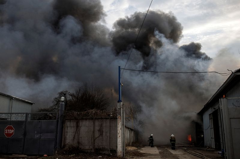 Los bomberos intentan contener un incendio en una planta tras los bombardeos rusos en Járkov