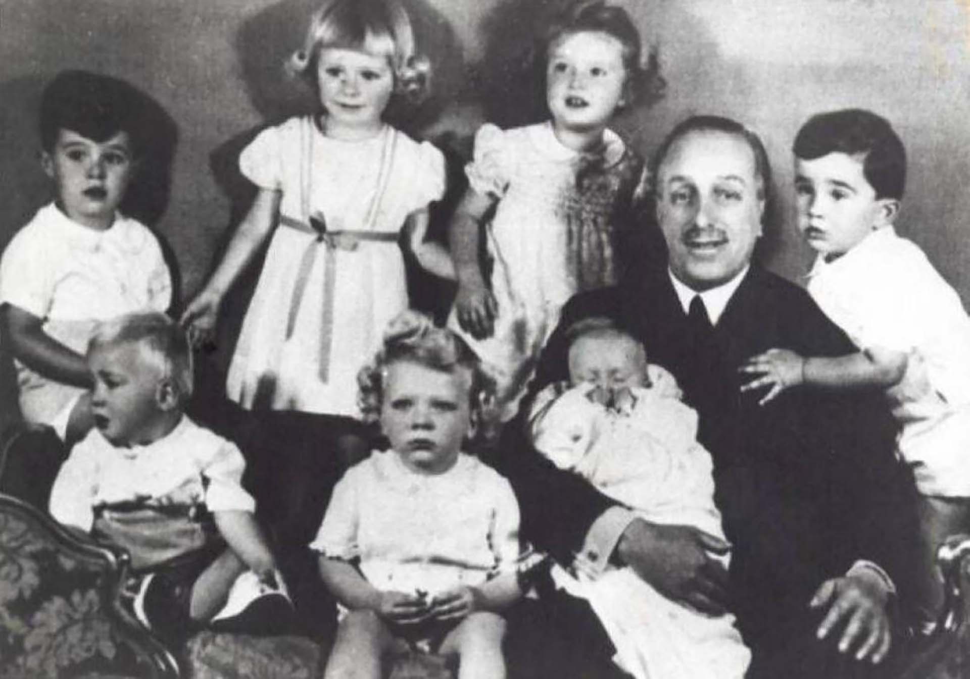 Alfonso XIII con sus nietos en 1939. Juan Carlos es el primero a la izquierda (Casa Real)
