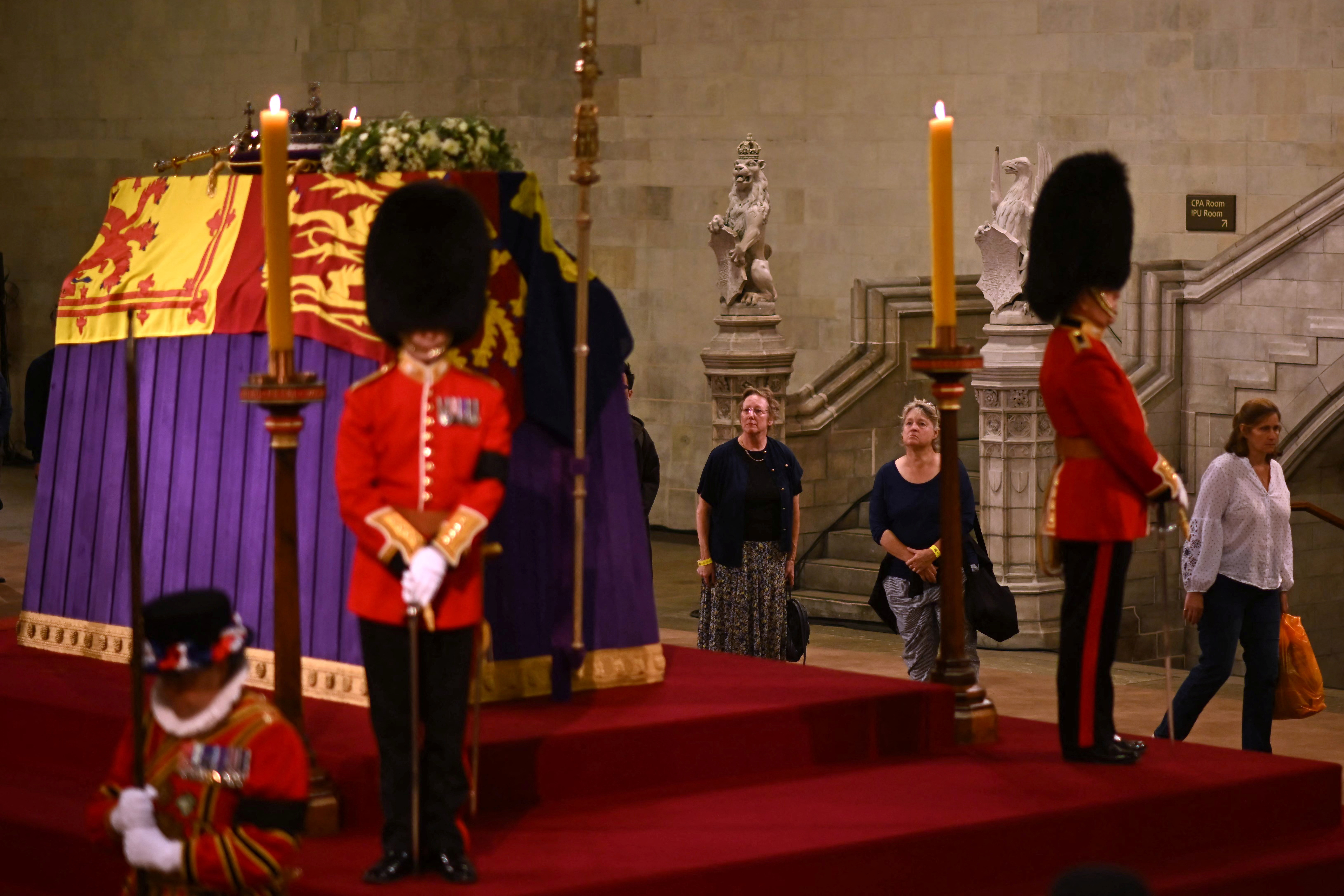 El ataúd con los restos de Isabel II descansa en el mismo lugar donde se veló a Wiston Churchill.