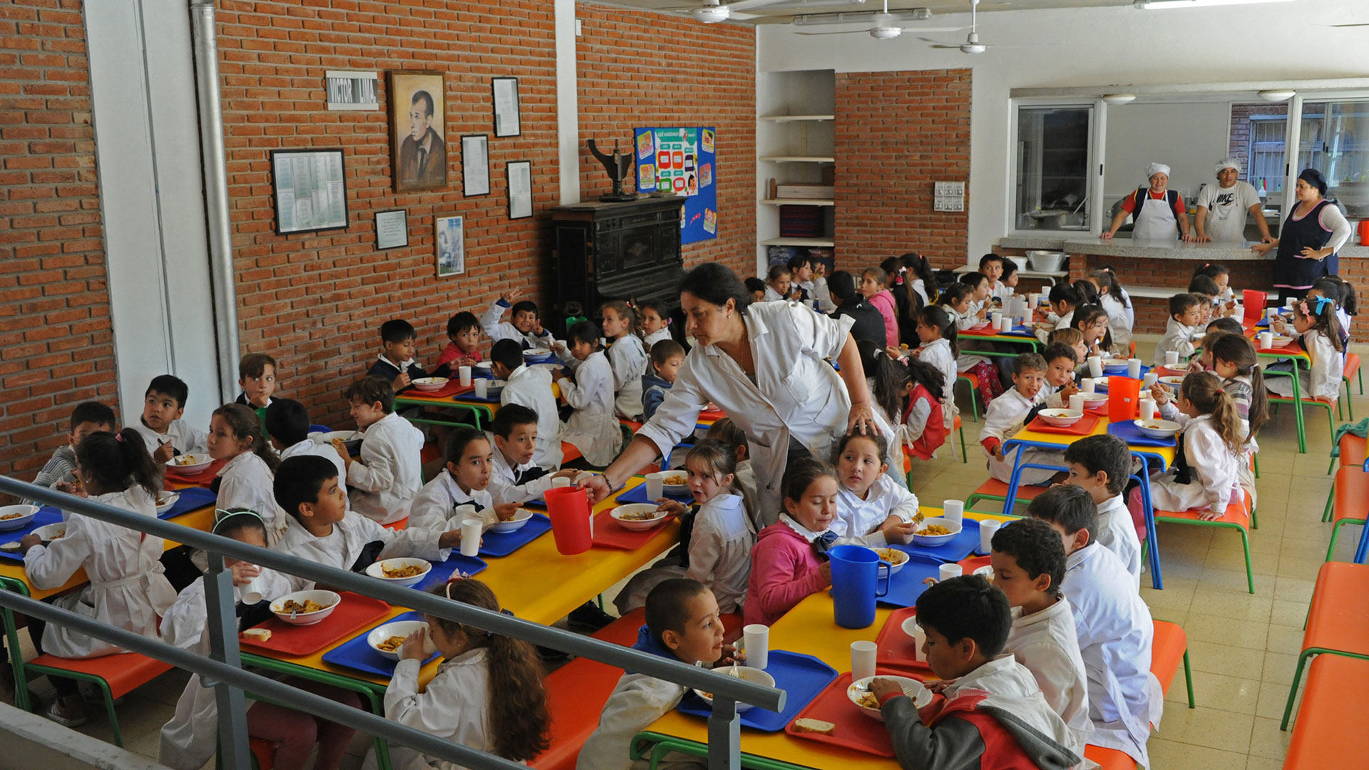 Las cantinas de las escuelas de Uruguay tendrán prohibido vender alimentos etiquetados con excesos de sodio, azúcar o grasas