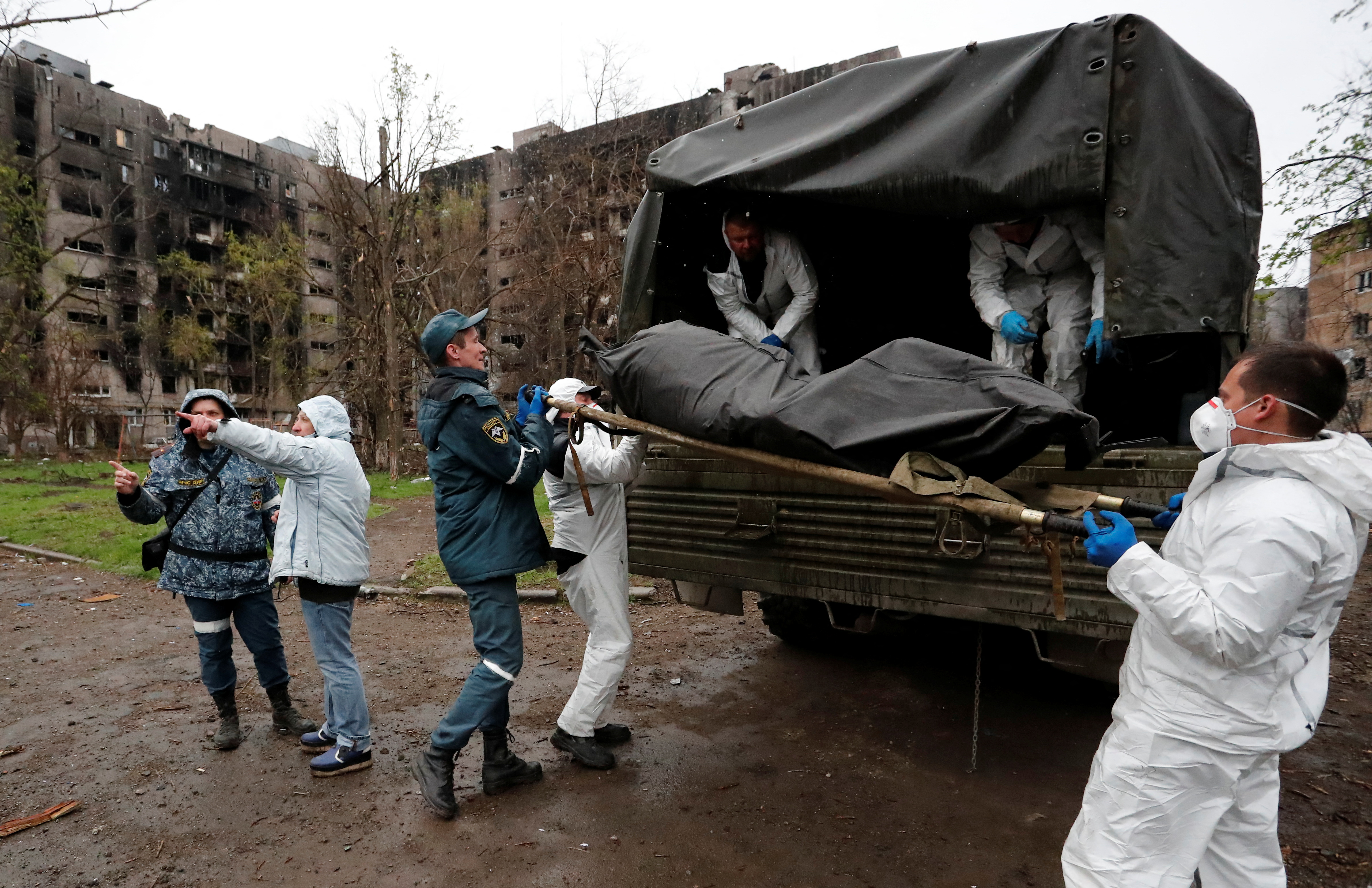 El traslado de cuerpos en Mariupol (REUTERS/Alexander Ermochenko)
