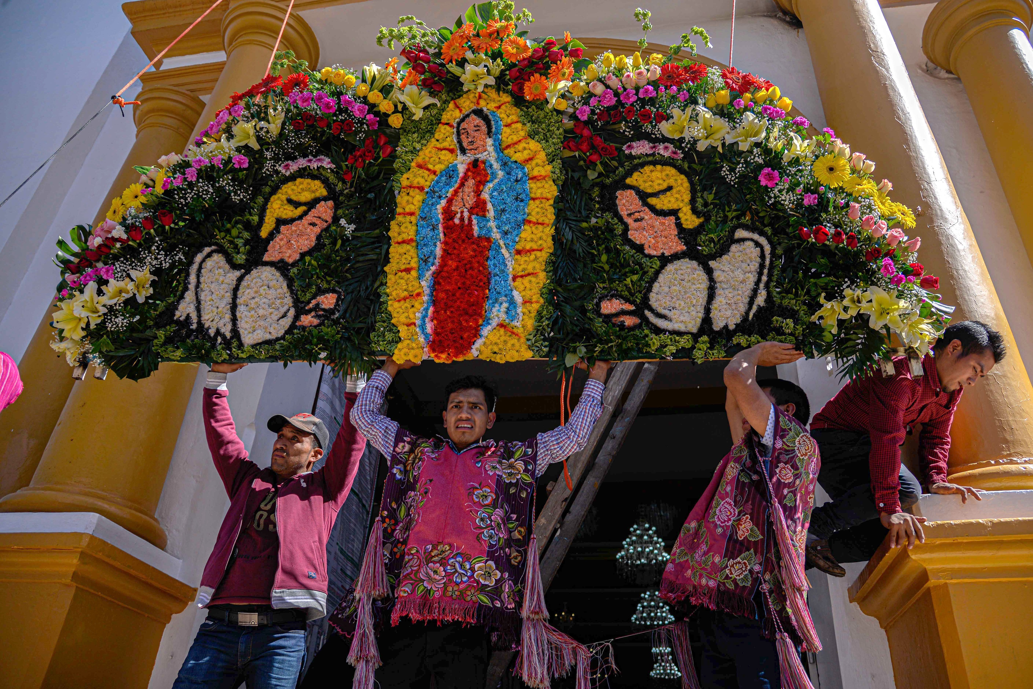 Con  flores, indígenas decoran iglesia en el estado mexicano de  Chiapas - Infobae