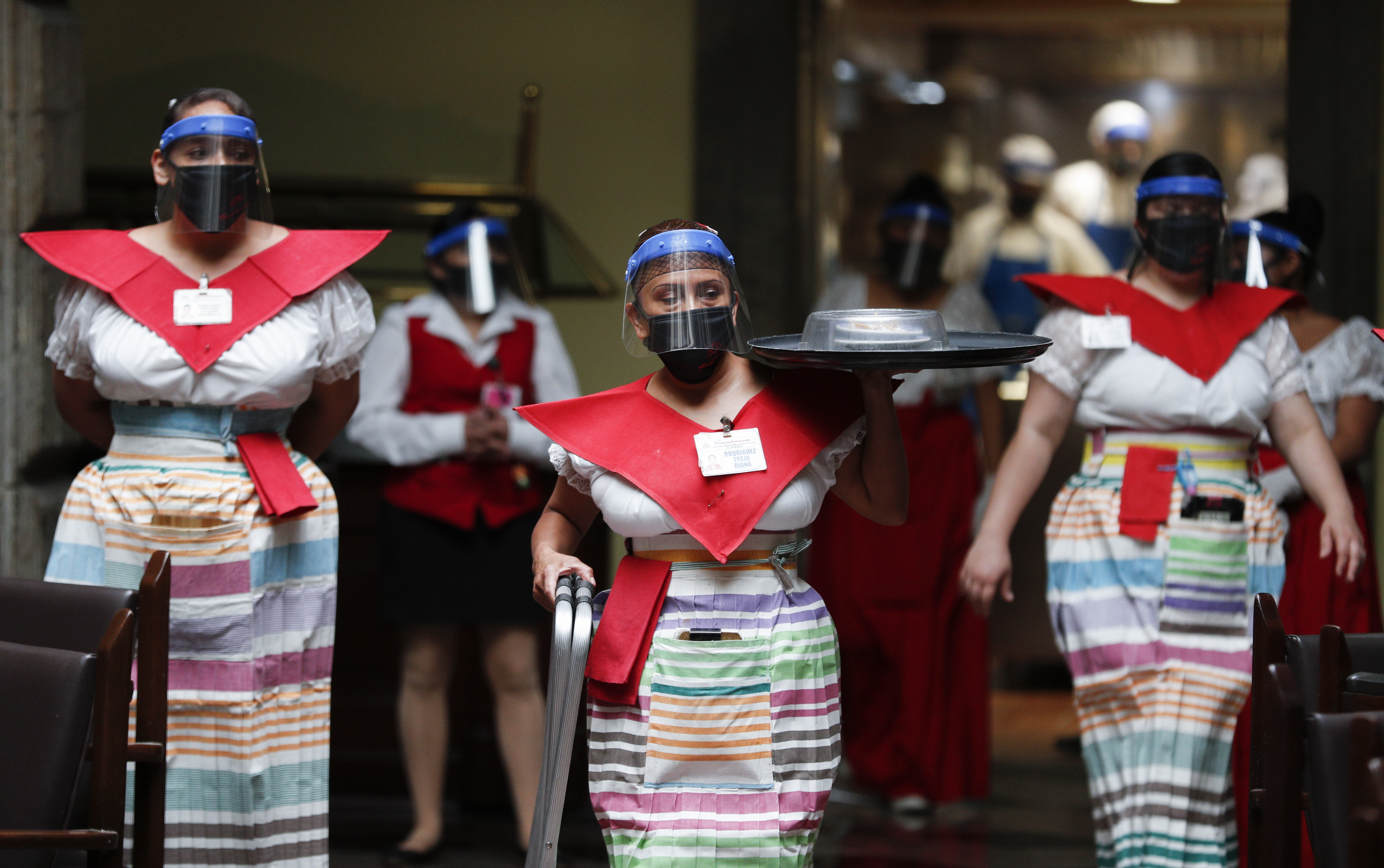 Una camarera que usa una máscara y un protector facial para frenar la propagación del nuevo coronavirus atiende un servicio, en la Ciudad de México, el miércoles 1 de julio de 2020. (Foto: AP / Eduardo Verdugo)