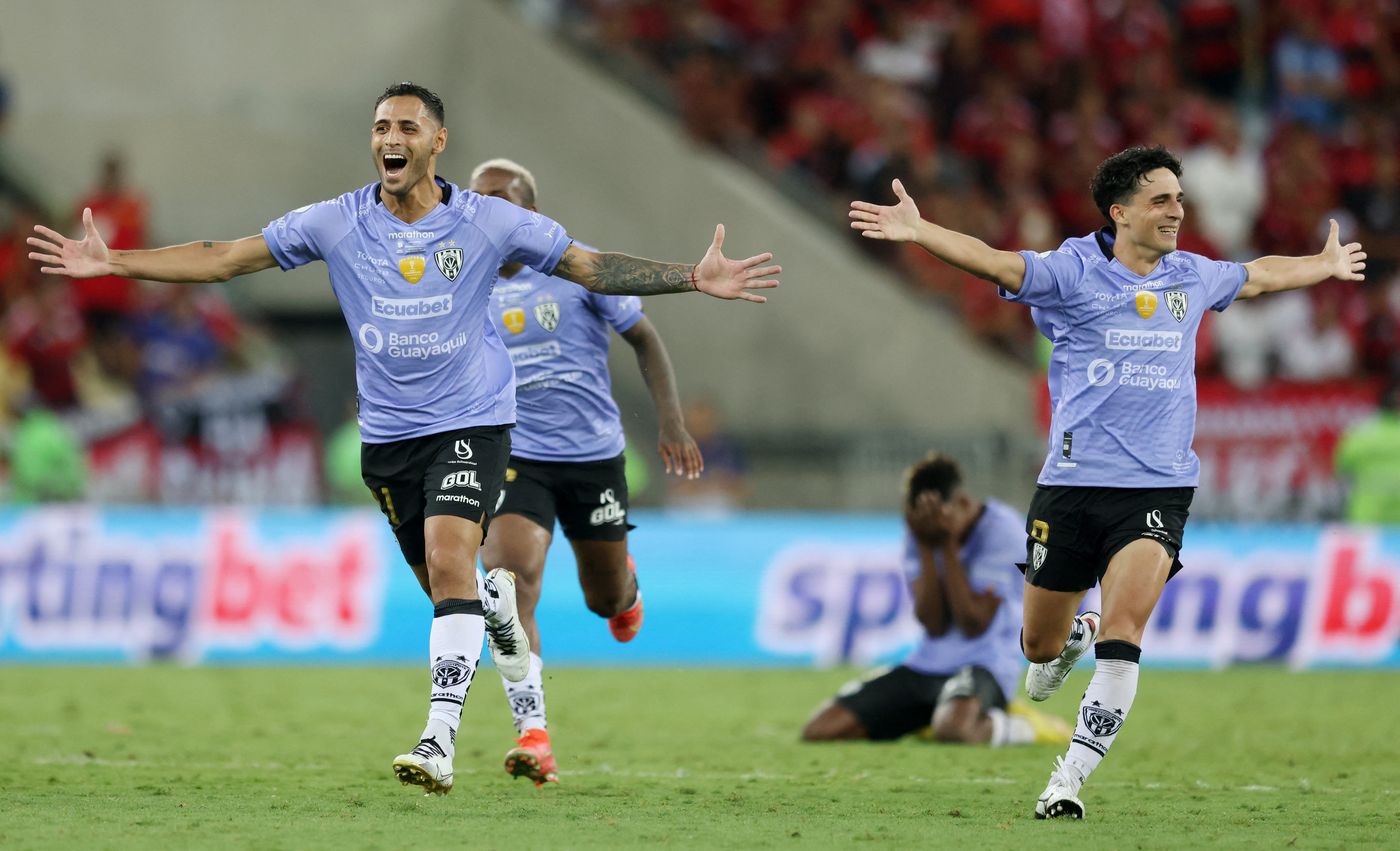 Soccer Football - Recopa Sudamericana - Final - Second Leg - Flamengo v Independiente del Valle - Maracana, Rio de Janeiro, Brazil - February 28, 2023 Independiente del Valle's Michael Hoyos celebrates with teammates after winning the Recopa Sudamericana REUTERS/Sergio Moraes