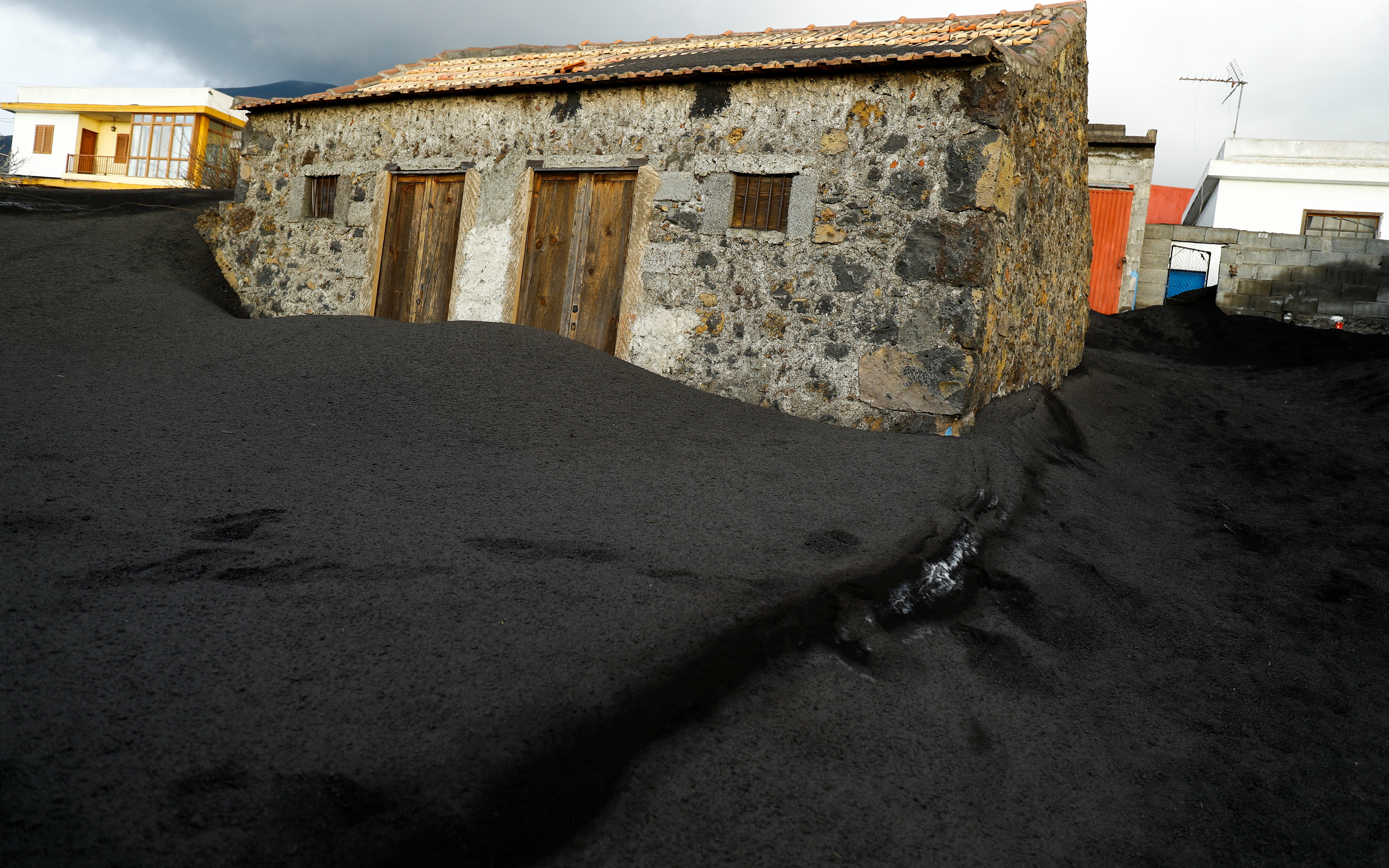 Una casa enterrada en las cenizas del volcán Cumbre Vieja (Foto: Reuters)