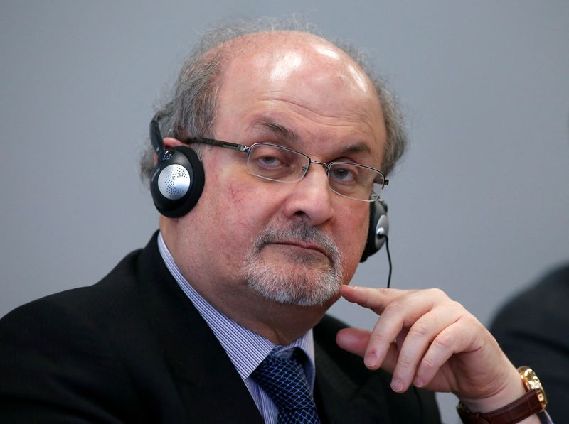 El autor Salman Rushdie durante la conferencia de prensa de apertura de la feria del libro de Fráncfort, Alemania, 13 de octubre de 2015. (REUTERS/Ralph Orlowski)