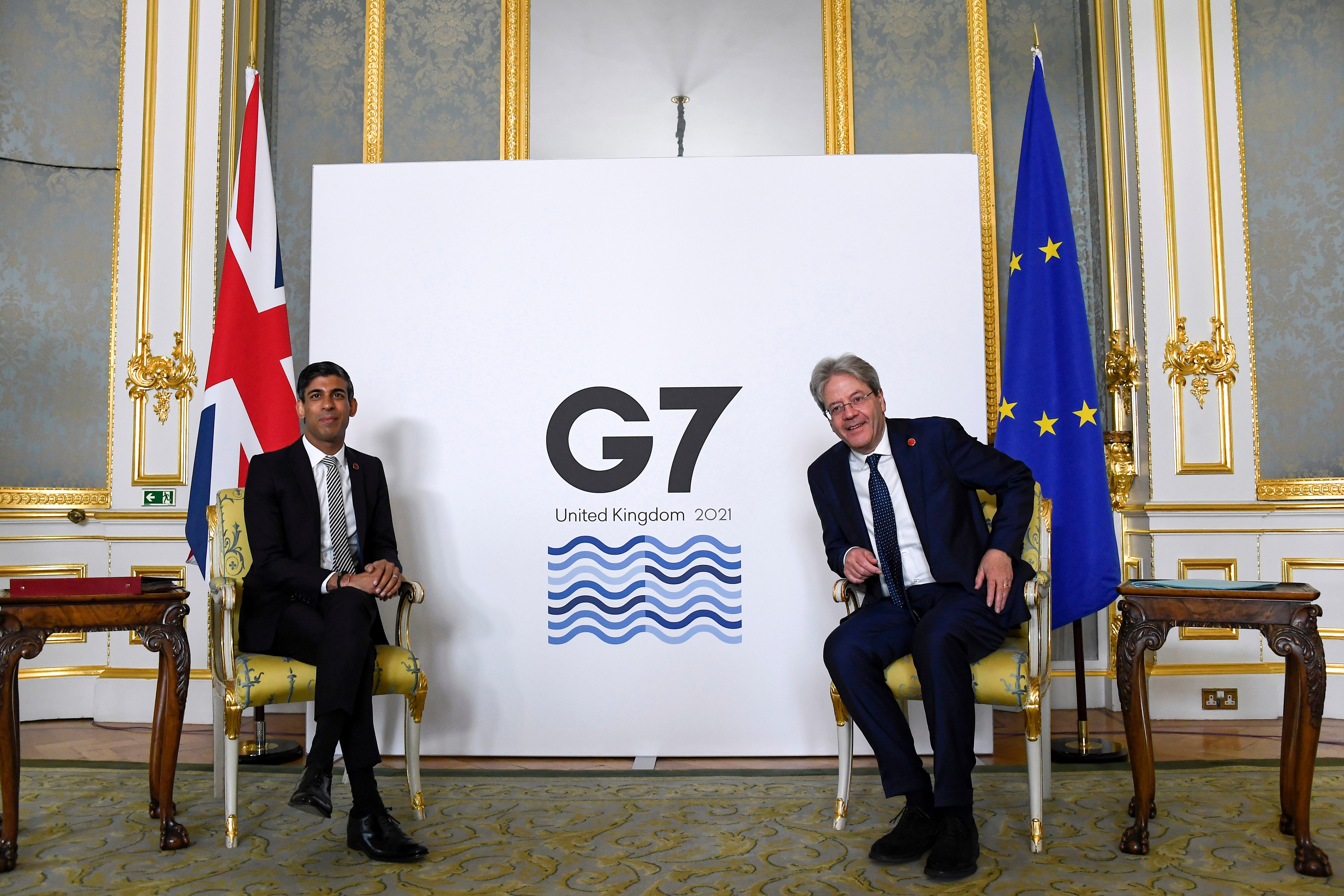 El  ministro de Hacienda de Gran Bretaña, Rishi Sunak, y el comisionado de Economía de la UE, Paolo Gentiloni, en Lancaster House en Londres, Reino Unido, el 5 de junio de 2021 antes de la cumbre de líderes del G7. Alberto Pezzali / Pool vía REUTERS