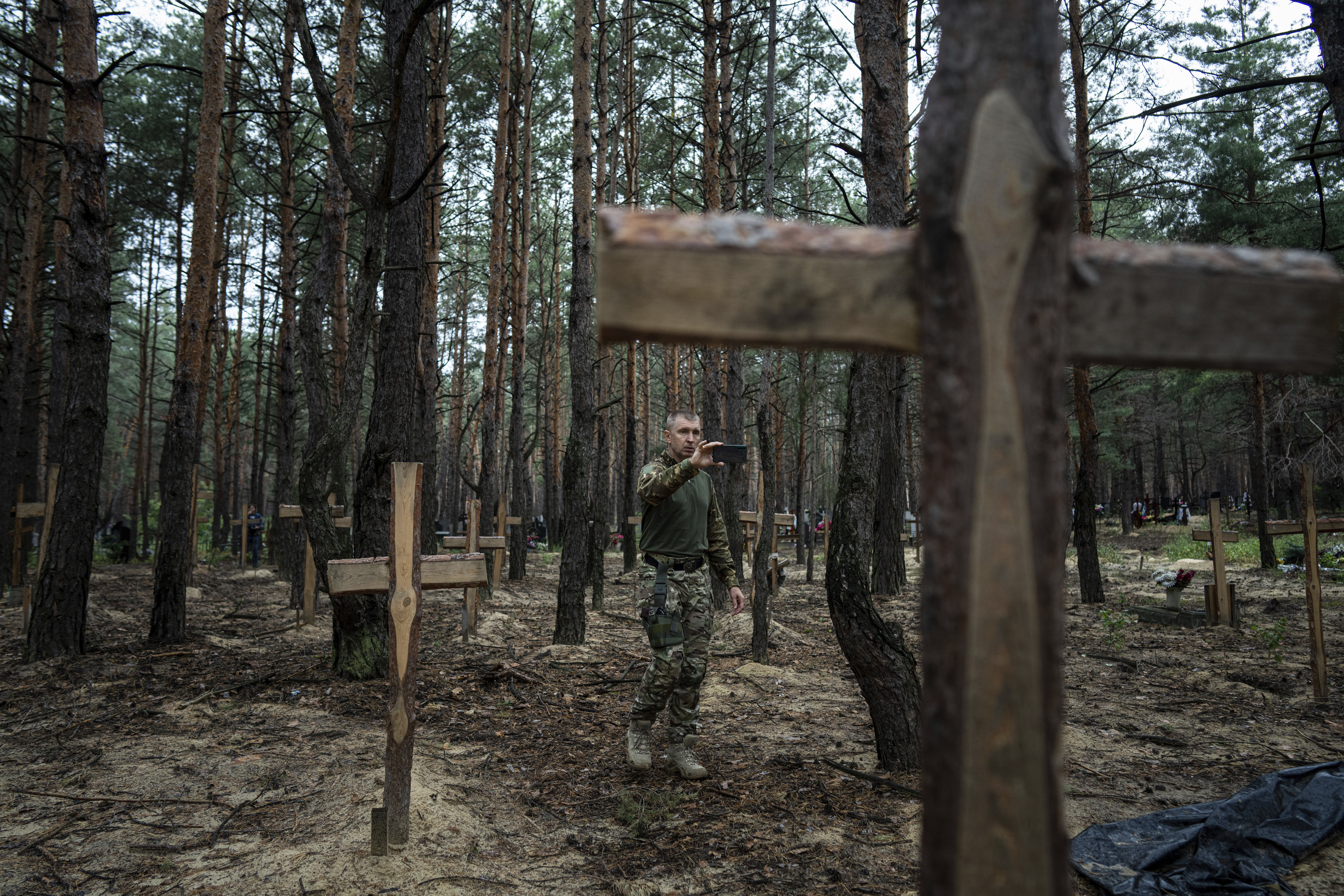 Un soldado ucraniano toma imágenes con su teléfono (AP)