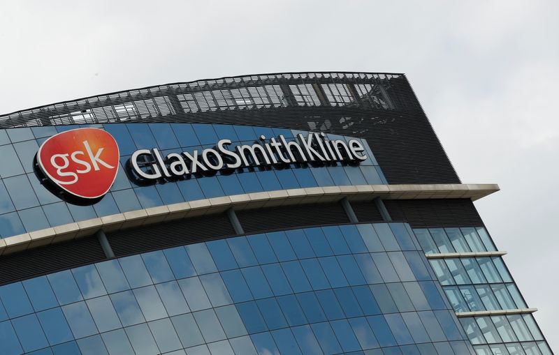 Foto de archivo del logo de GlaxoSmithKline (GSK) en las oficinas de la empresa en Londres. 
May 4, 2020. REUTERS/Matthew Childs