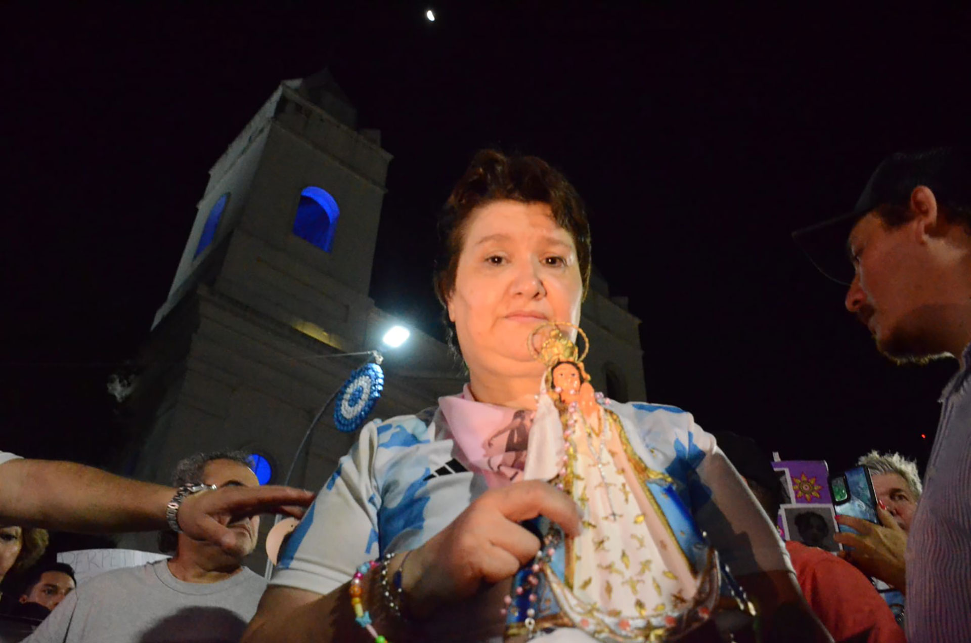Correntinos que se sumaron a la marcha le otorgaron a Gloria una escultura de la Virgen de Itatí