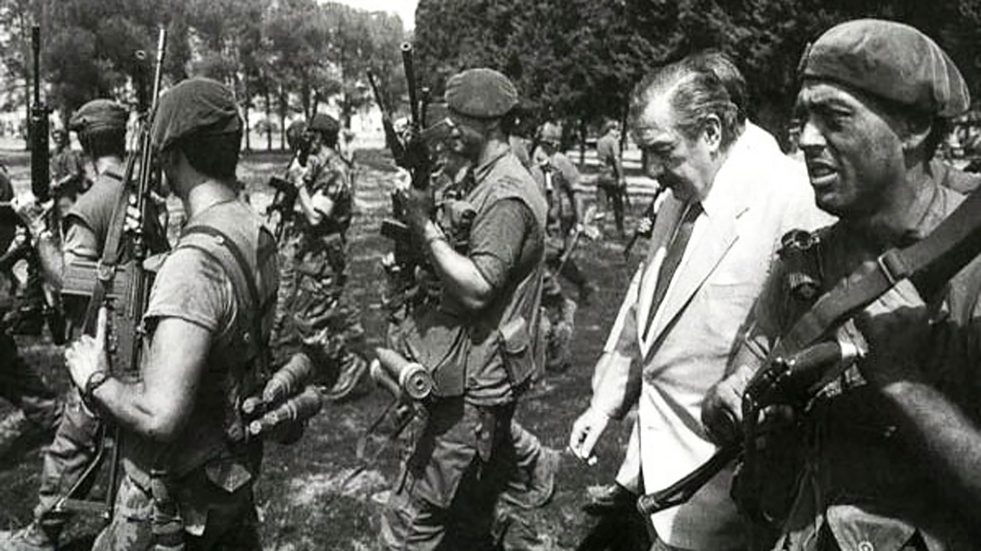 Raúl Alfonsín, entonces presidente de la República, recorrió el regimiento rodeado por comandos