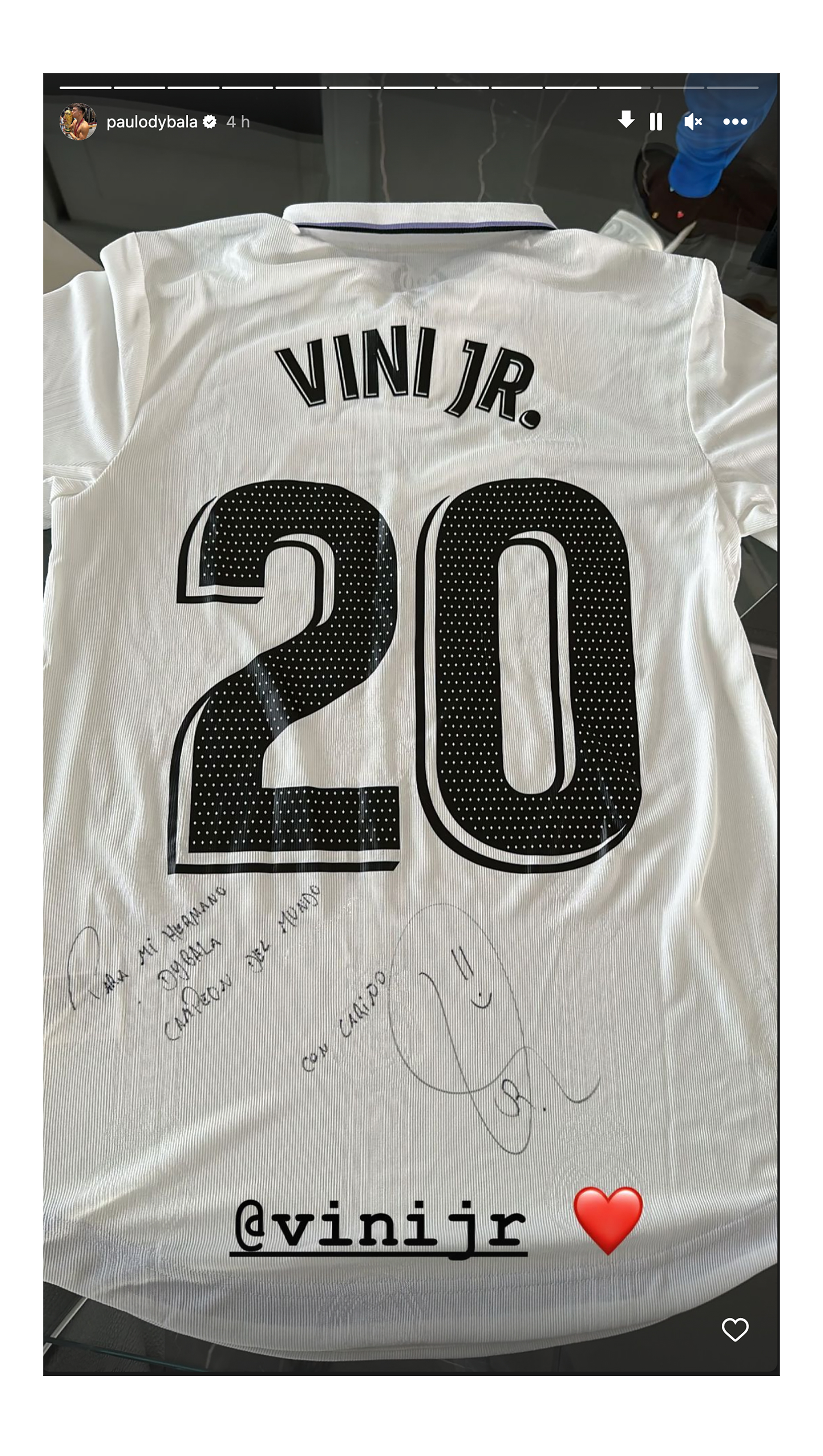 La camiseta que Vinícius Jr. le regaló a Dybala