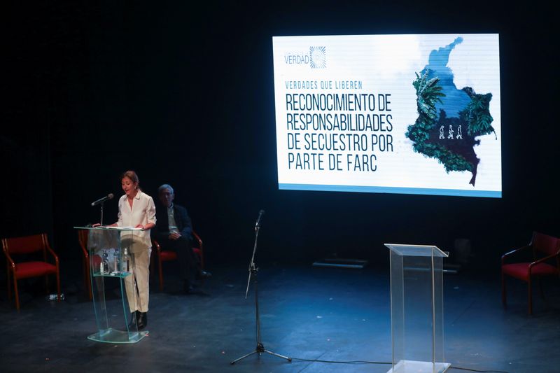 Ingrid Betancourt, excandidata presidencial colombiana y quien permaneciera secuestrada por las FARC, reacciona mientras habla durante un acto de reconocimiento de responsabilidades de secuestros por parte de las FARC en la que participaron exmiembros de la guerrilla, en Bogotá, Colombia, Junio 23, 2021. REUTERS/Luisa Gonzalez
