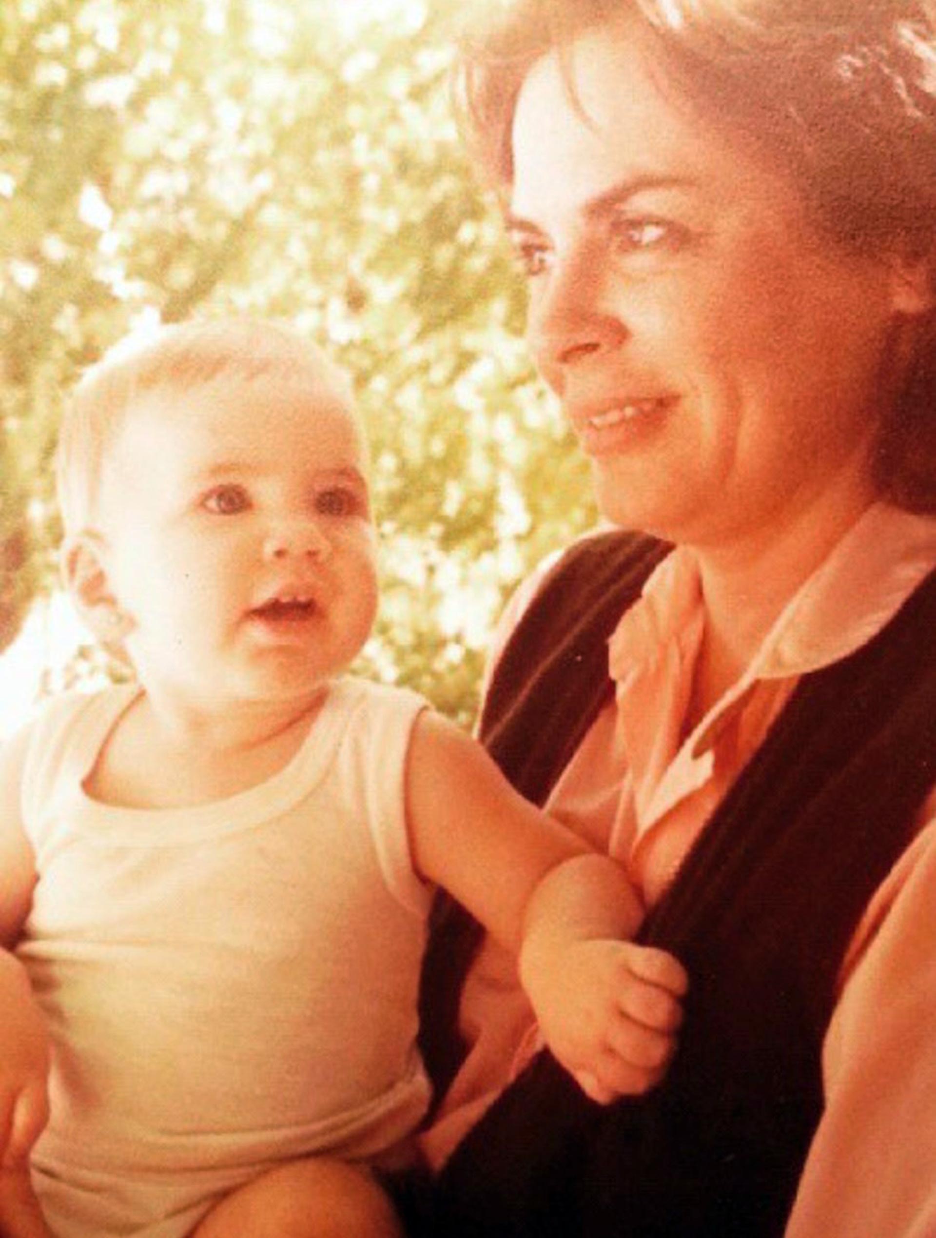 Esmeralda Mitre en brazos de su madre, Blanca Isabel Álvarez de Toledo, a finales de 1982