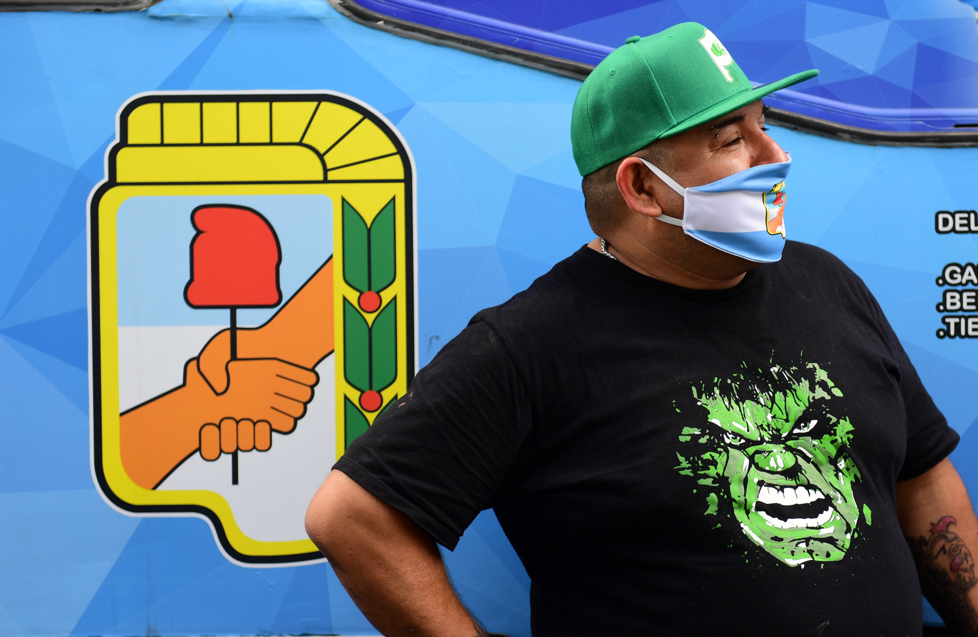 Un camionero posando con el escudo del Partido Justicialista, una de las postales que dejó la caravana