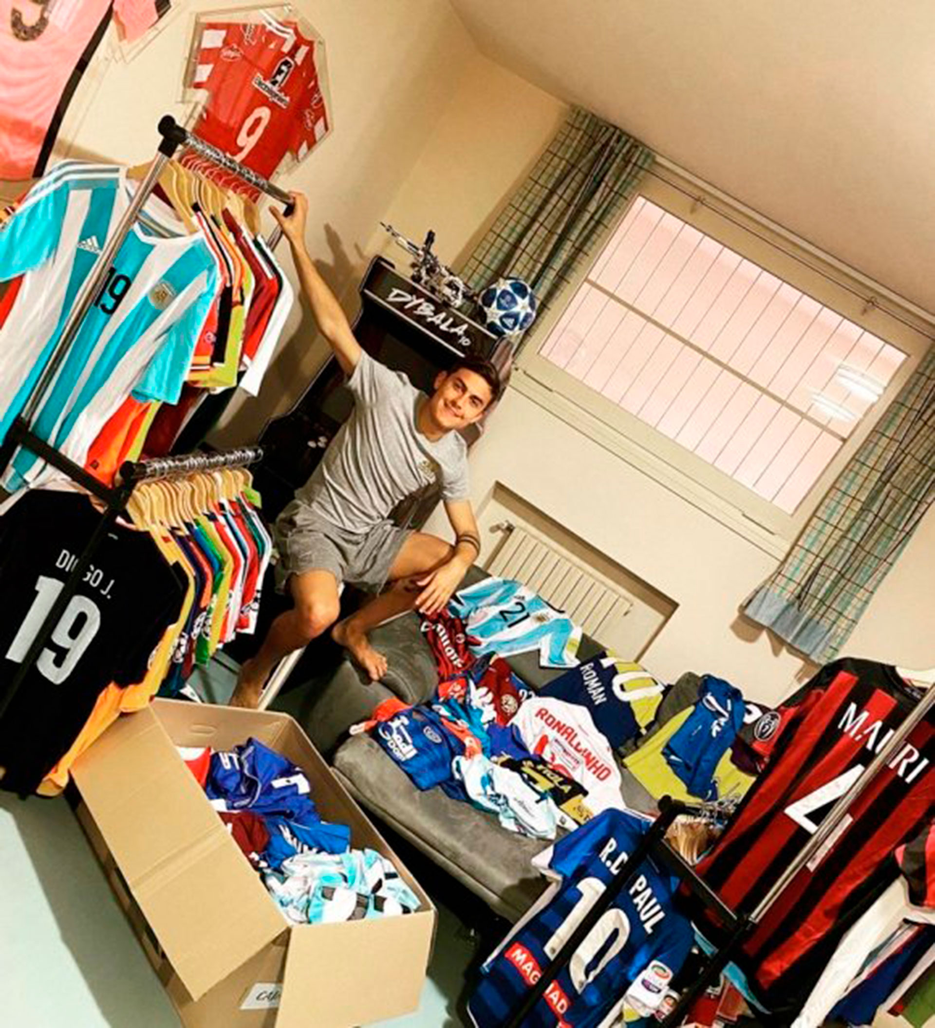 Su colección de camisetas de clubes de todo el mundo