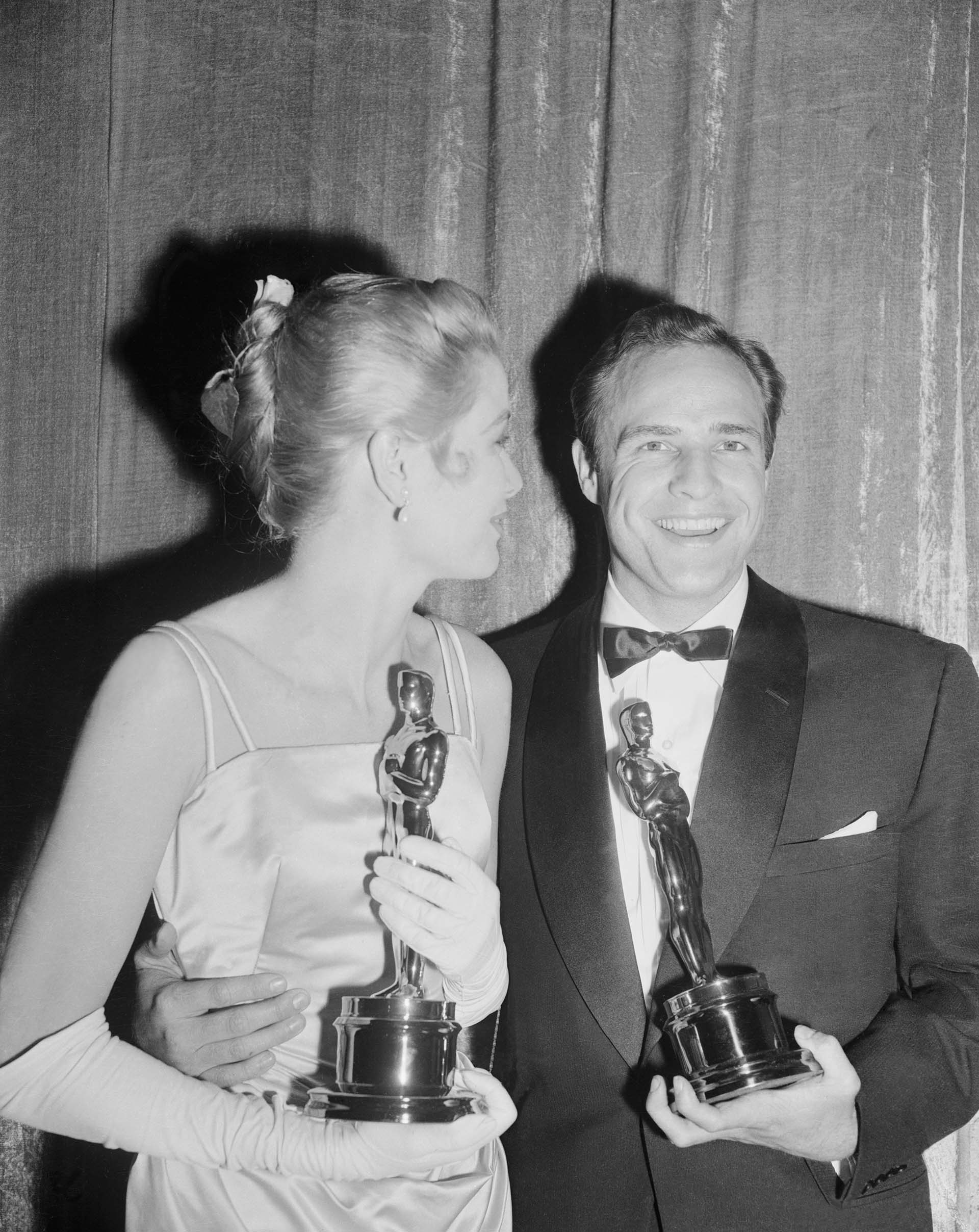 (Original Caption) Los ganadores a mejor actuación protagónica de los Oscars de 1954: Grace Kelly y Marlon Brando