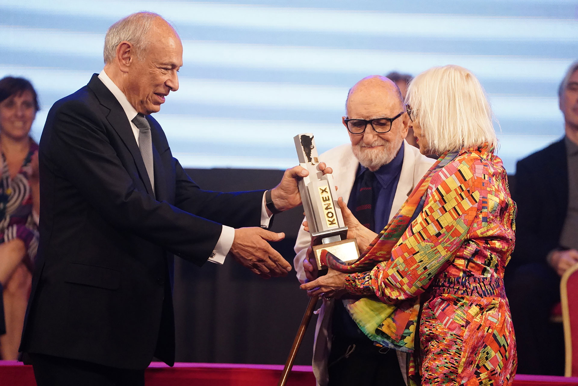 Luis Ovsejevich, presidente de la Fundación Konex, y Luis Felipe Noé, presidente del Jurado, entregan el premio Konex de Brillante a Marta Minujin (Foto: Franco Fafasuli)