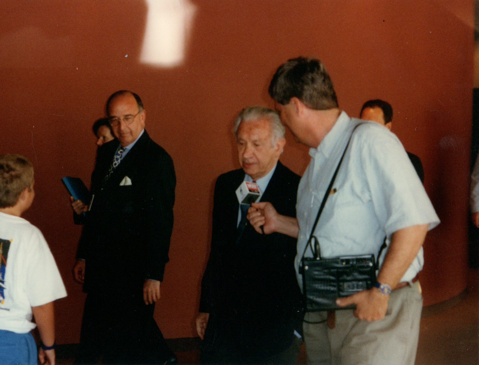 Ed Hula interviews Juan Antonio Samaranch in 1996. (Sheila S. Hula)