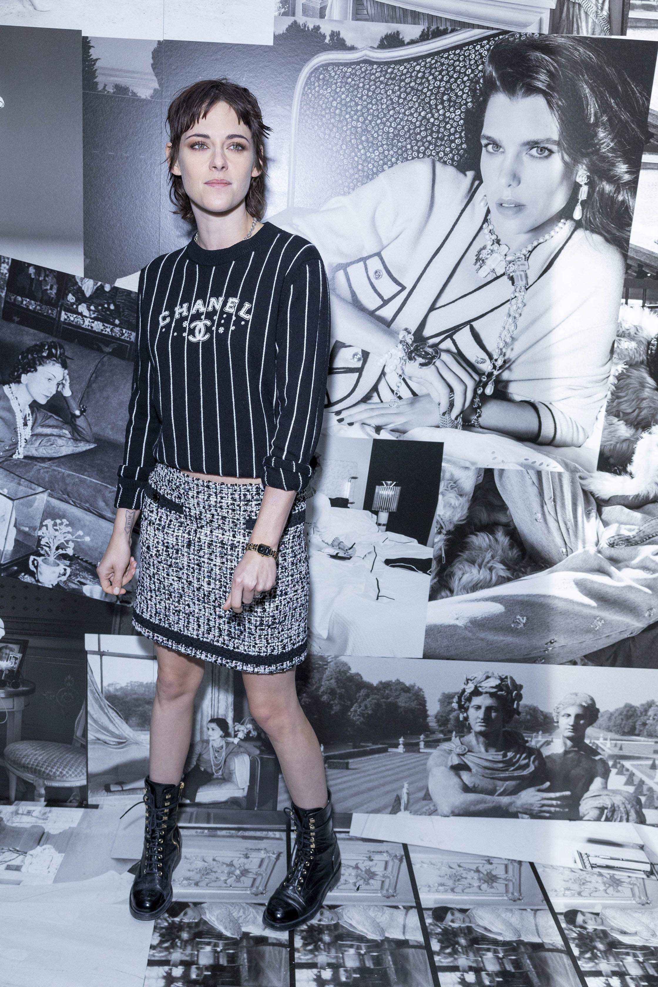 Kristen Stewart asistió al desfile Primavera/Verano 2023 de Chanel Womenswear y sorprendió a todos con su radical cambio de look: bien corto con un flequillo diminuto (The Grosby Group)