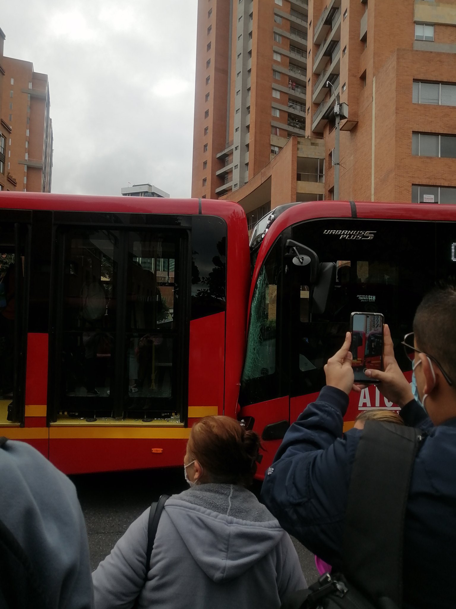 Choque Entre Dos Buses De Transmilenio Dej Tres Personas Heridas Y Genera Congesti N En La