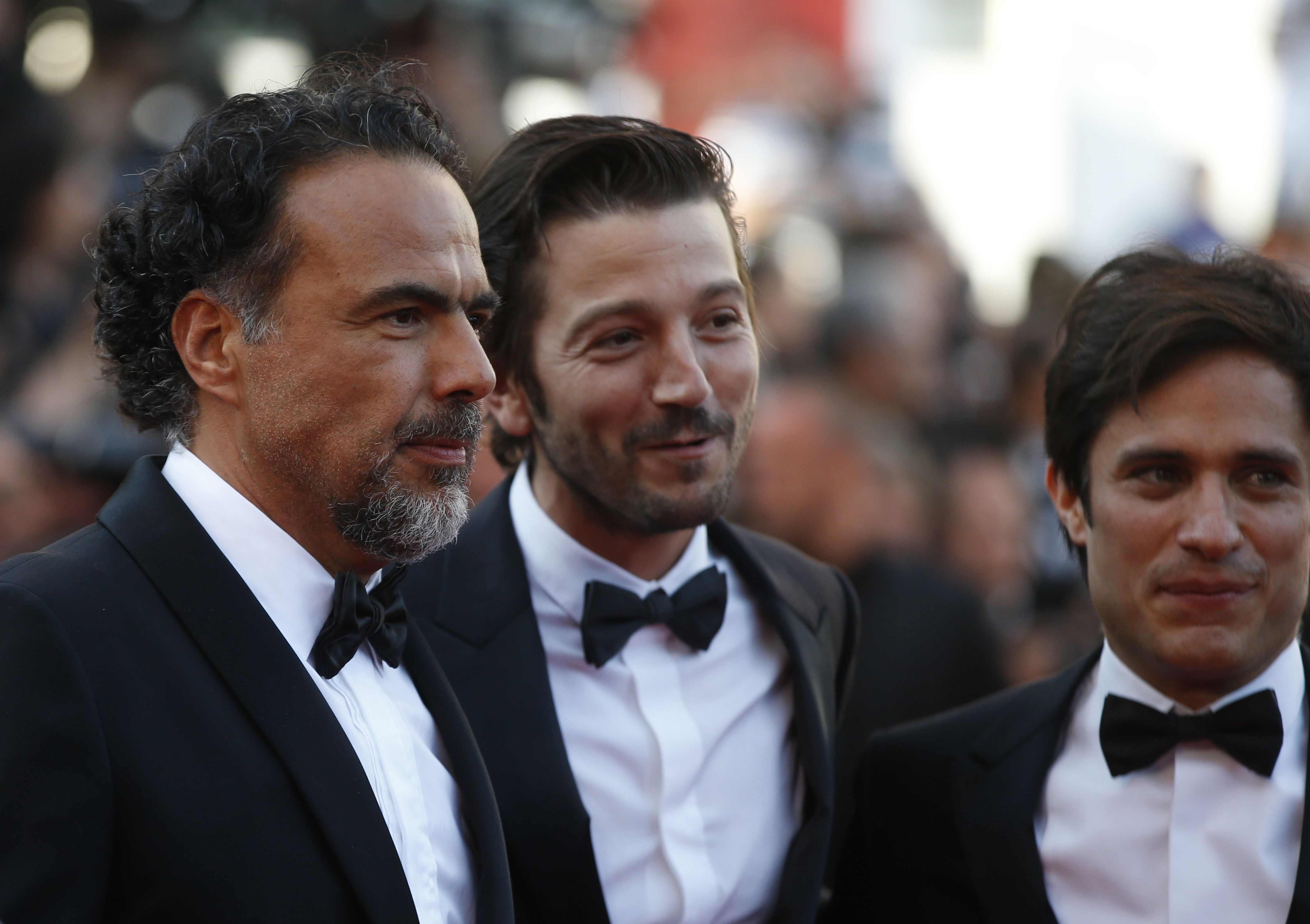 Diego Luna, Gael García Bernal y Alejandro González Iñárritu.  (Foto AP/Alastair Grant)