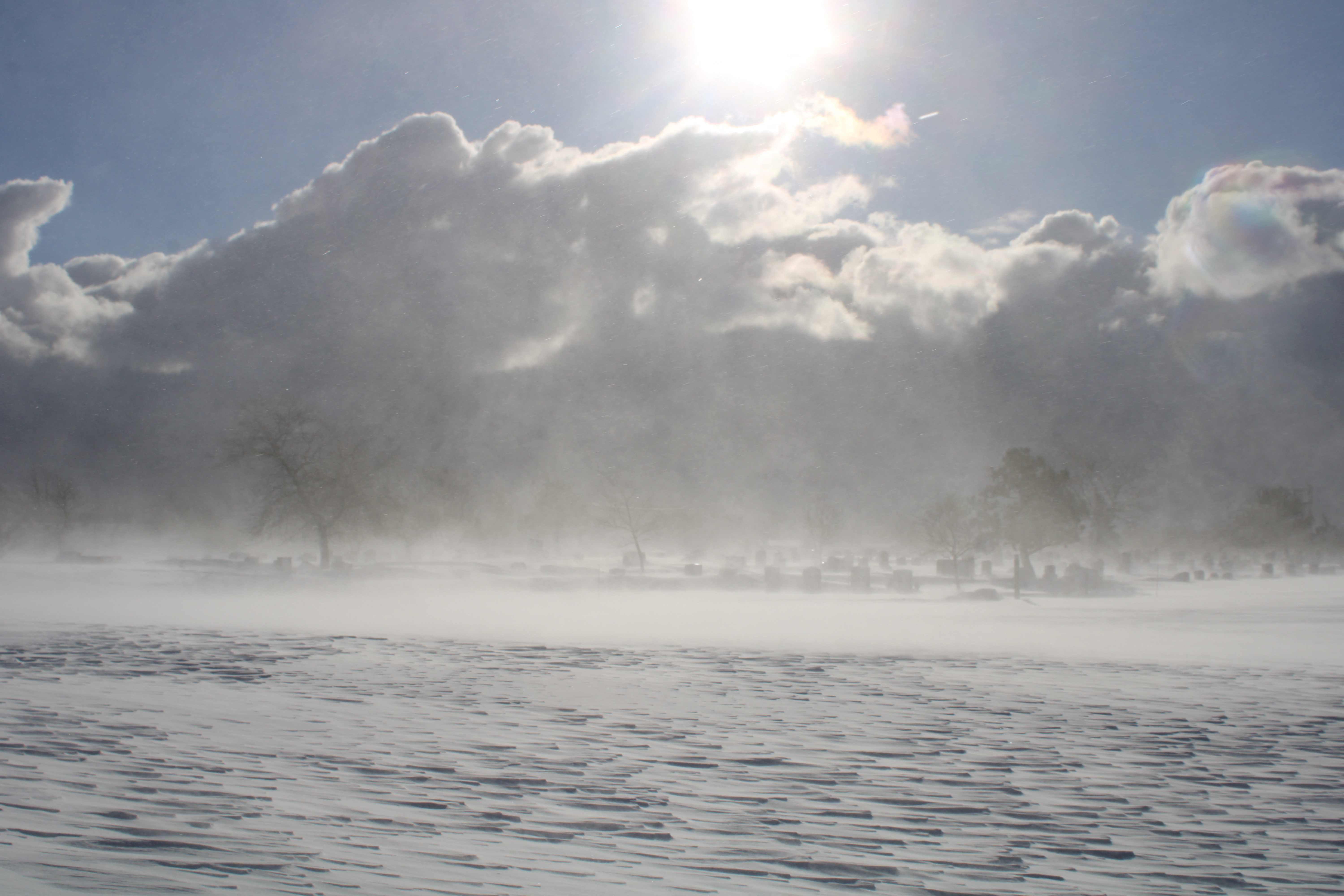 Una vista general de un área cubierta de nieve, luego de una tormenta invernal que azotó la región, en Buffalo, Nueva York.
