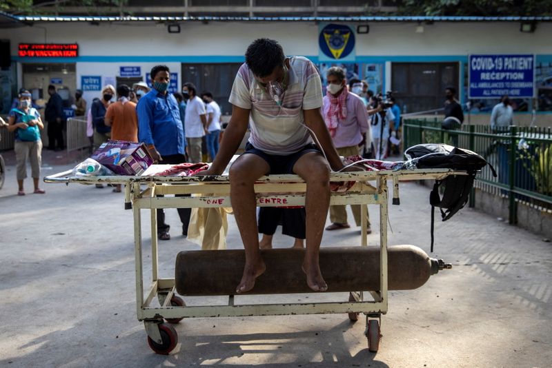 Un paciente enfermo de COVID-19 espera para ser aditido en el hospital Guru Teg Bahadur en Nueva Delhi, India, 23 de abril de 2021 (REUTERS/Danish Siddiqui)