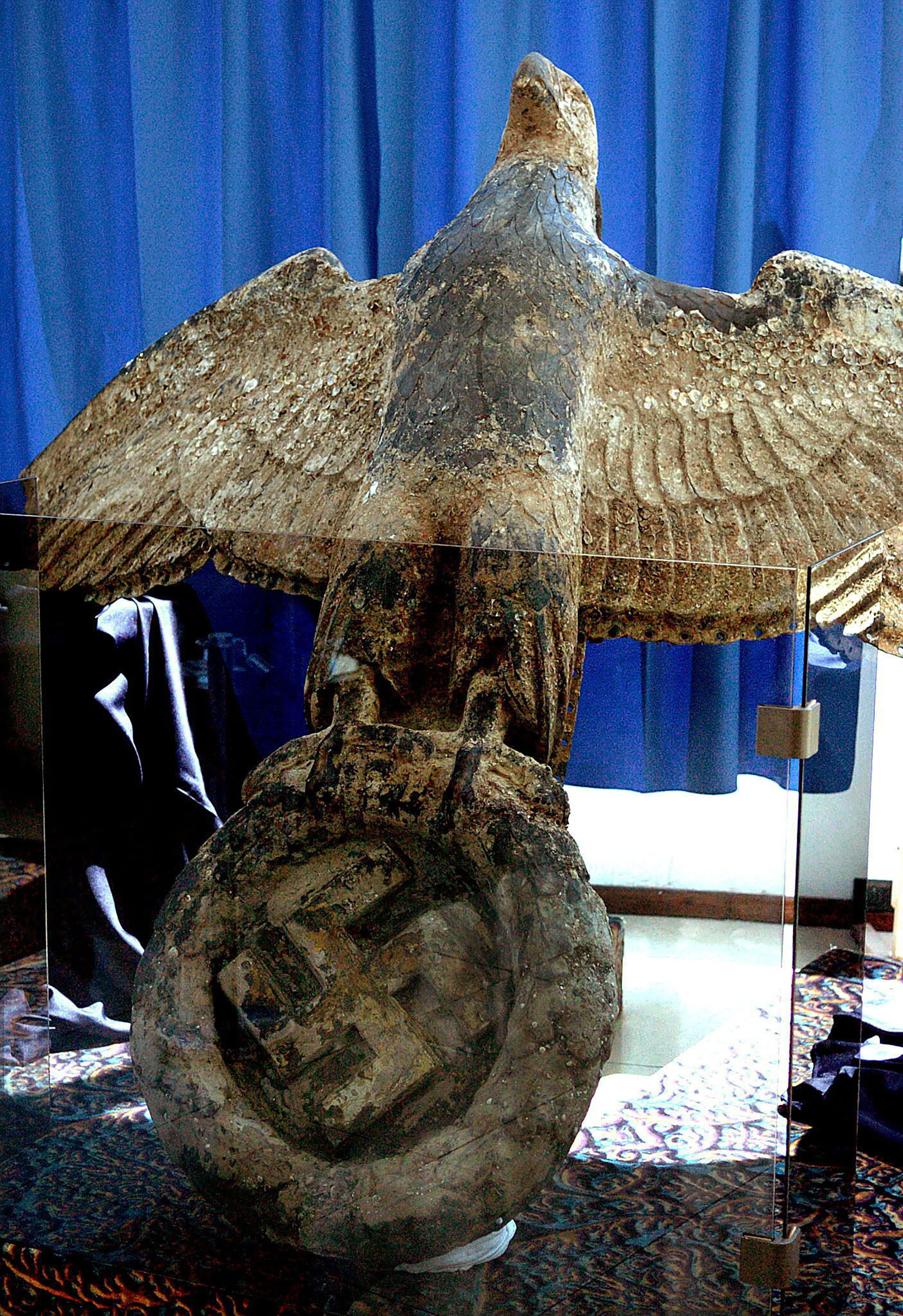 El águila, de bronce y de 300 kilos y 2 metros de alto, tiene una esvástica entre sus garras y sus alas extendidas (EFE)